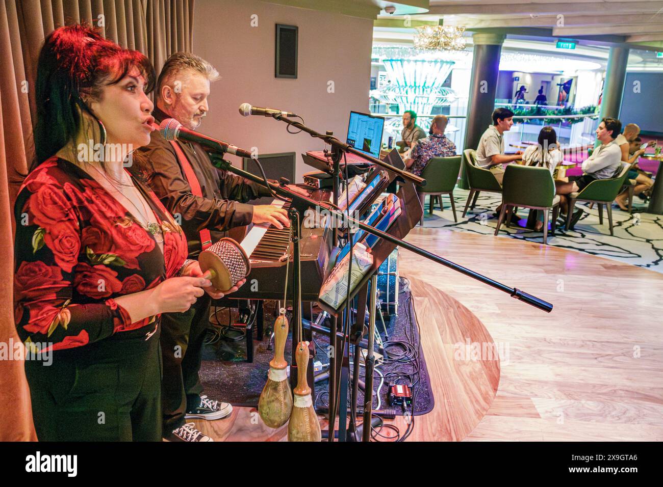 Port Roatan Honduras, Coxen Hole Bay Islands, norwegisches Schiff Joy Cruise Line, 7-tägige Karibikroute, im Innenraum, Live-Musik-Unterhaltung Stockfoto