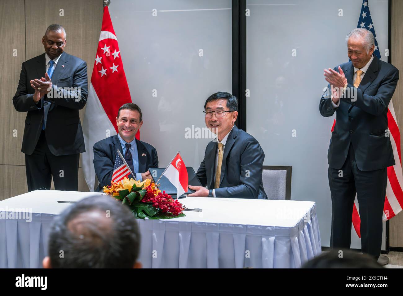 Singapur, Singapur. 31. Mai 2024. US-Verteidigungsminister Lloyd Austin links und Singapur Verteidigungsminister Dr. ng eng Hen rechts applaudieren über die Unterzeichnung eines Memorandum of Understanding durch U. Doug Beck, Direktor der Verteidigungseinheit, 2. Links, und Tan Peng Yam, Chefwissenschaftler des Verteidigungsministeriums, 2. Rechts, am Rande des Shangri-La Dialoges, 31. Mai 2024 in Singapur. Quelle: Chad McNeeley/DOD Photo/Alamy Live News Stockfoto