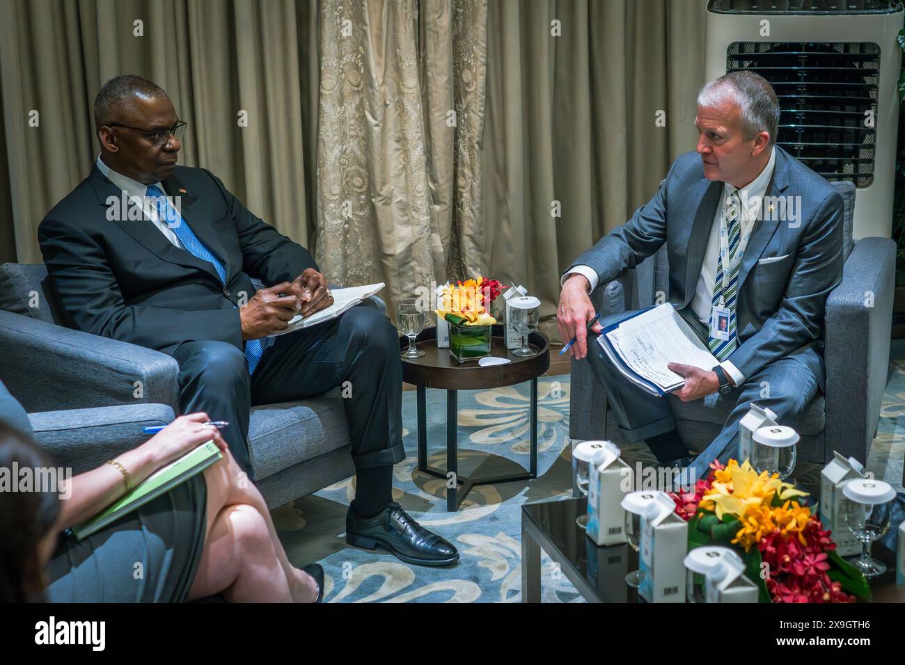 Singapur, Singapur. 31. Mai 2024. Singapur, Singapur. 31. Mai 2024. US-Verteidigungsminister Lloyd Austin, links, trifft sich mit dem Senator Dan Sullivan, R-AK, rechts, Teil einer überparteilichen Gruppe von US-Senatoren, die am Shangri-La Dialog am 31. Mai 2024 in Singapur teilnahmen. Quelle: Chad McNeeley/DOD Photo/Alamy Live News Stockfoto