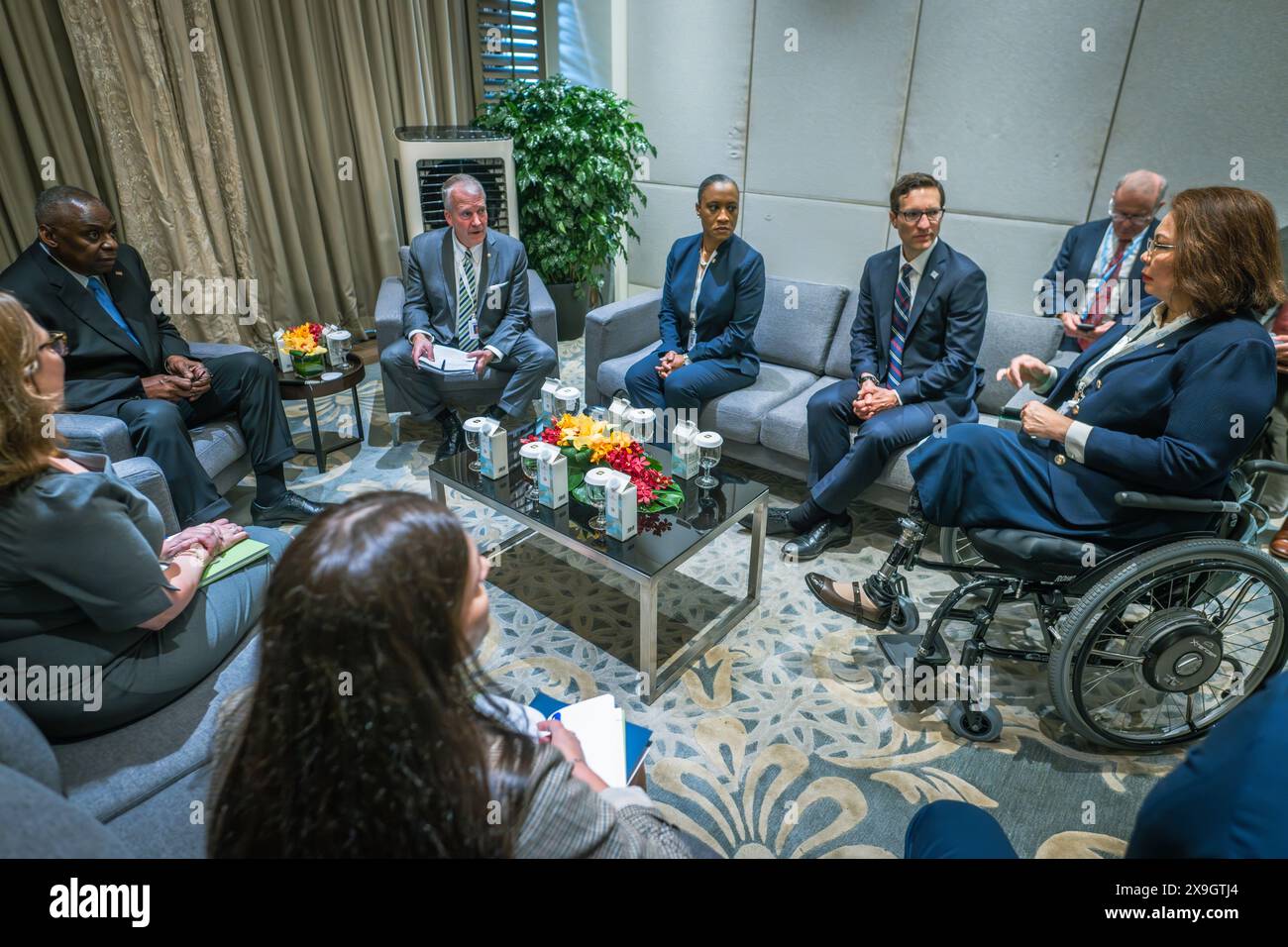 Singapur, Singapur. 31. Mai 2024. US-Verteidigungsminister Lloyd Austin, Linke, trifft sich mit einer parteiübergreifenden Gruppe von Senatoren der Vereinigten Staaten, die am Shangri-La Dialogue am 31. Mai 2024 in Singapur teilnahmen. Von links sitzend: Verteidigungsminister Lloyd Austin, Senator Dan Sullivan, R-AK, Senator Laphonza Butler, D-CA, und Senatorin Tammy Duckworth, D-IL. Quelle: Chad McNeeley/DOD Photo/Alamy Live News Stockfoto