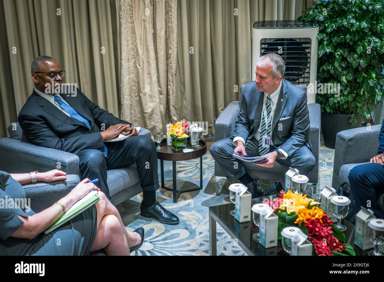 Singapur, Singapur. 31. Mai 2024. Singapur, Singapur. 31. Mai 2024. US-Verteidigungsminister Lloyd Austin, links, trifft sich mit dem Senator Dan Sullivan, R-AK, rechts, Teil einer überparteilichen Gruppe von US-Senatoren, die am Shangri-La Dialog am 31. Mai 2024 in Singapur teilnahmen. Quelle: Chad McNeeley/DOD Photo/Alamy Live News Stockfoto