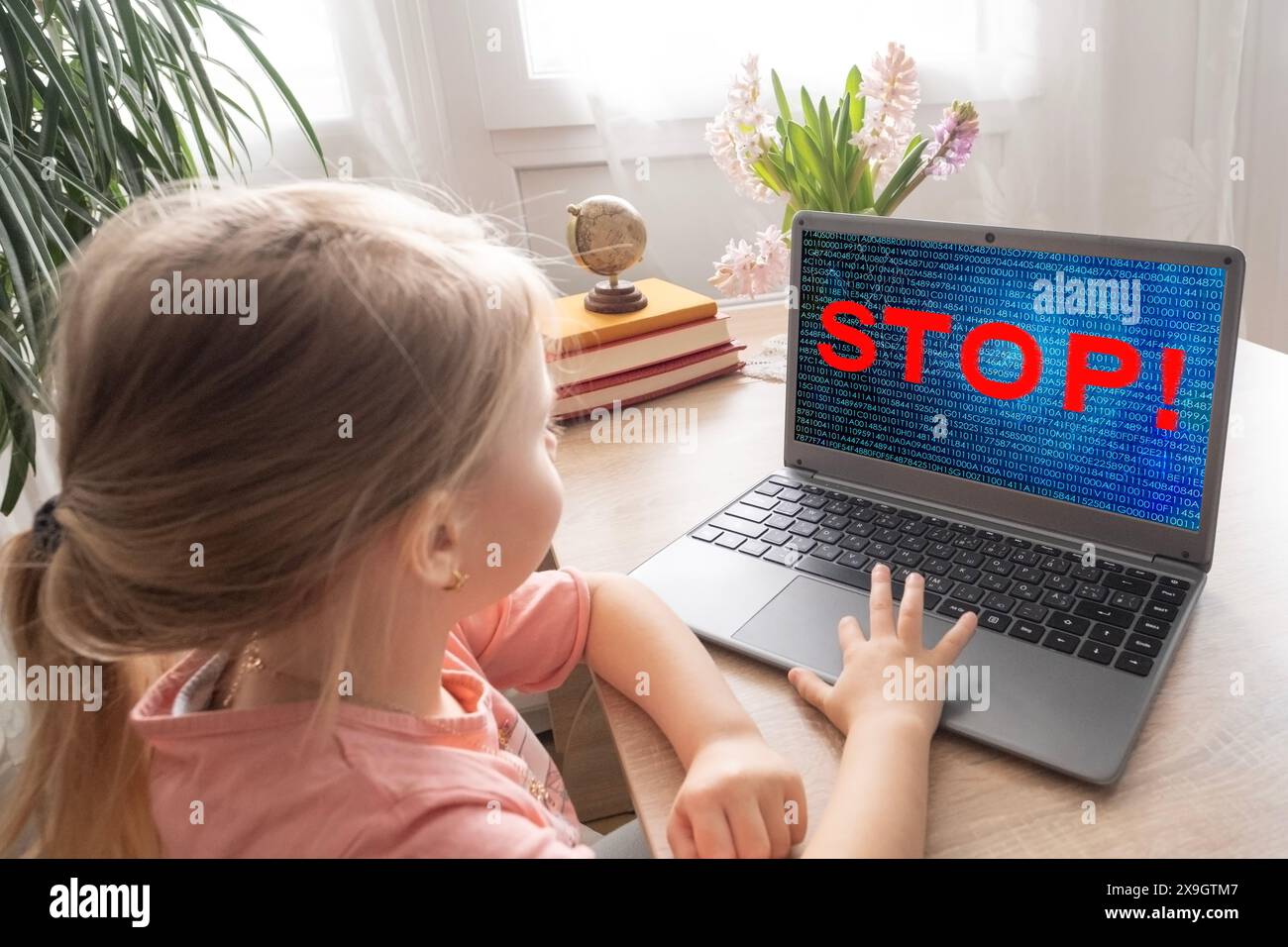 Kleinkinder, Vorschulmädchen mit Computer, Internet stoppen, Lernen durch Spiel, Selbsterziehung und Unterhaltung, Online-Sicherheit, Elternschaft in digi Stockfoto