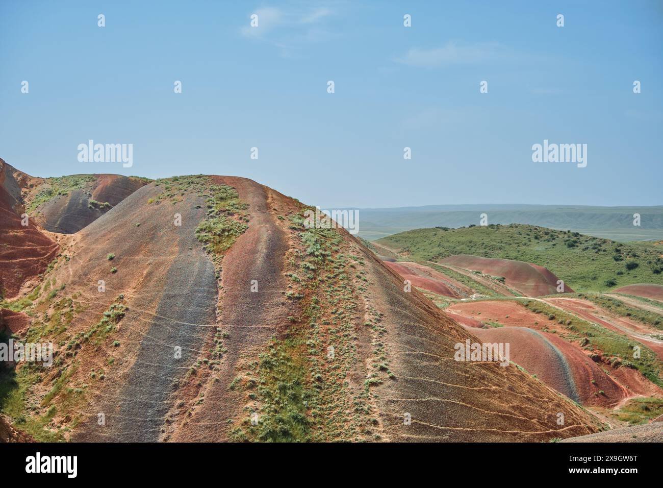 Frühling in den roten Bergen, fantastischer Blick auf die Berge und das Tal, Konzeptraum, einzigartige Farben der Gegend und weitläufige Ausblicke unterstreichen das natürliche B Stockfoto