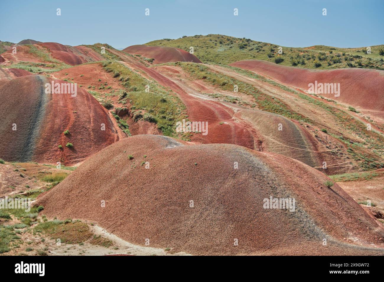 Fantastische Ausblicke auf die roten Berge, eine malerische, fremdartige Landschaft, die Sie optisch fasziniert und einlädt, auf die Straße zu gehen, Sommerwanderungen und Stockfoto