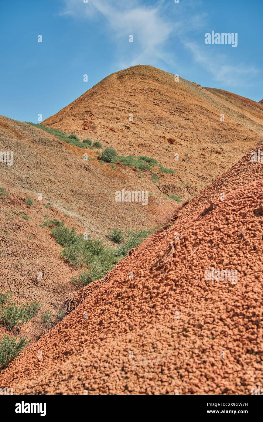 Postkarte mit Blick auf die roten Berge unter dem hellblauen Frühlingshimmel, malerische und ruhige fremde Landschaft mit Kopierraum für Konzept Stockfoto