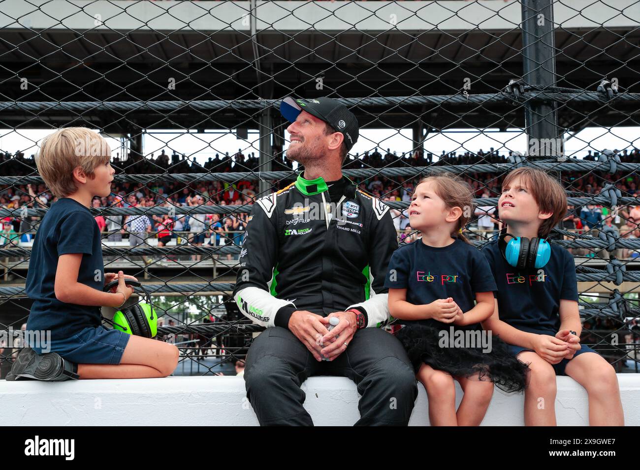 Speedway, in, USA. Mai 2024. Der Fahrer DER NTT INDYCAR-SERIE ROMAIN GROSJEAN (77) aus Genf, Schweiz, wird den Fans vorgestellt, bevor er zum 108. Rennen des Indianapolis 500 auf dem Indianapolis Motor Speedway in Speedway, USA, antritt. (Kreditbild: © Walter G. Arce Sr./ASP via ZUMA Press Wire) NUR REDAKTIONELLE VERWENDUNG! Nicht für kommerzielle ZWECKE! Stockfoto