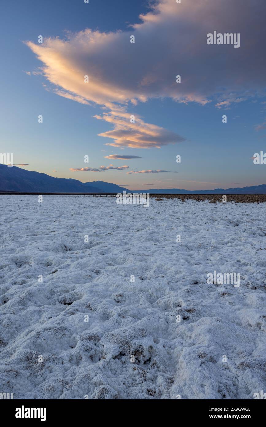 Salzmuster bei Sonnenaufgang, Badwater Basin, Death Valley National Park, Kalifornien Stockfoto