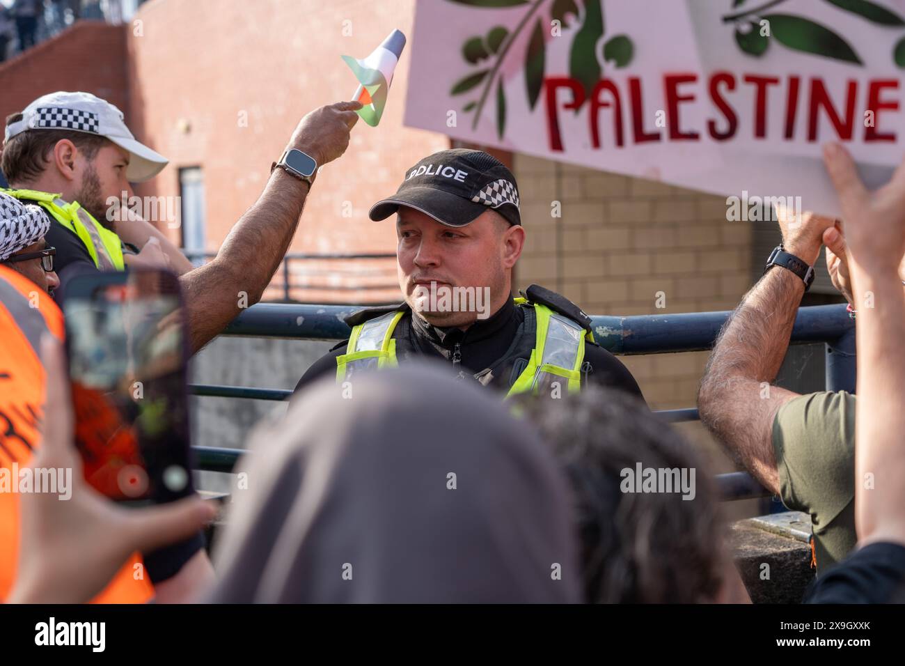 Glasgow, Schottland, Großbritannien. 31. Mai 2024. Pro-Palästina-Demonstranten versammeln sich vor dem Fußball-Qualifikationsspiel der Frauen zwischen Schottland und Israel im Hampden Park. Gutschrift: R.. Gass/Alamy Live News Stockfoto