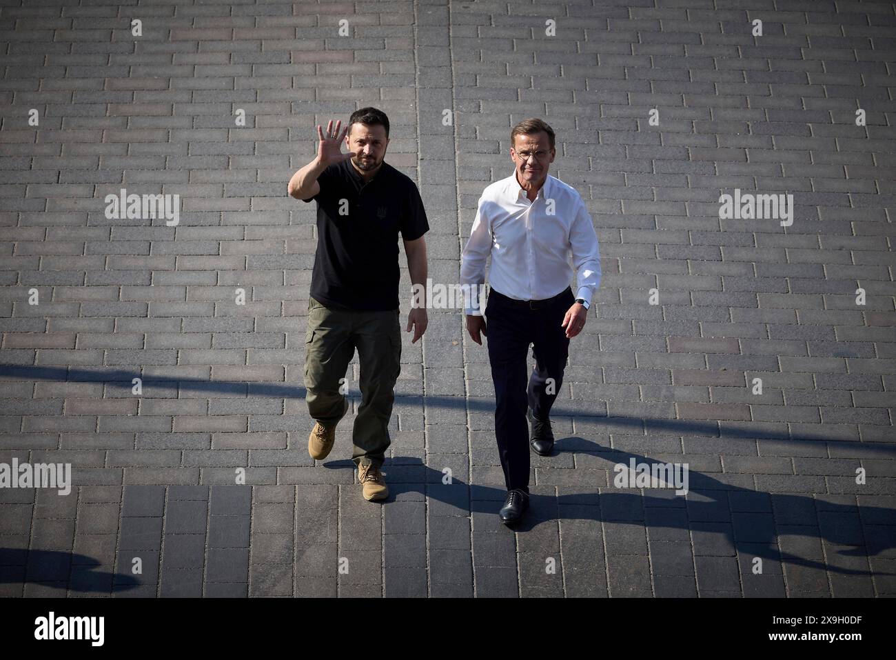 Stockholm, Schweden. 31. Mai 2024. Der ukrainische Präsident Wolodymyr Zelenskyj (links) und der schwedische Premierminister Ulf Kristersson (rechts) gehen gemeinsam zum Stockholmer Palast, um König Carl XVI Gustaf am Rande des Nordischen Sicherheits- und Verteidigungsgipfels am 31. Mai 2024 in Stockholm, Schweden, zu treffen. Quelle: Pool Photo/Ukrainische Präsidentenpresse/Alamy Live News Stockfoto