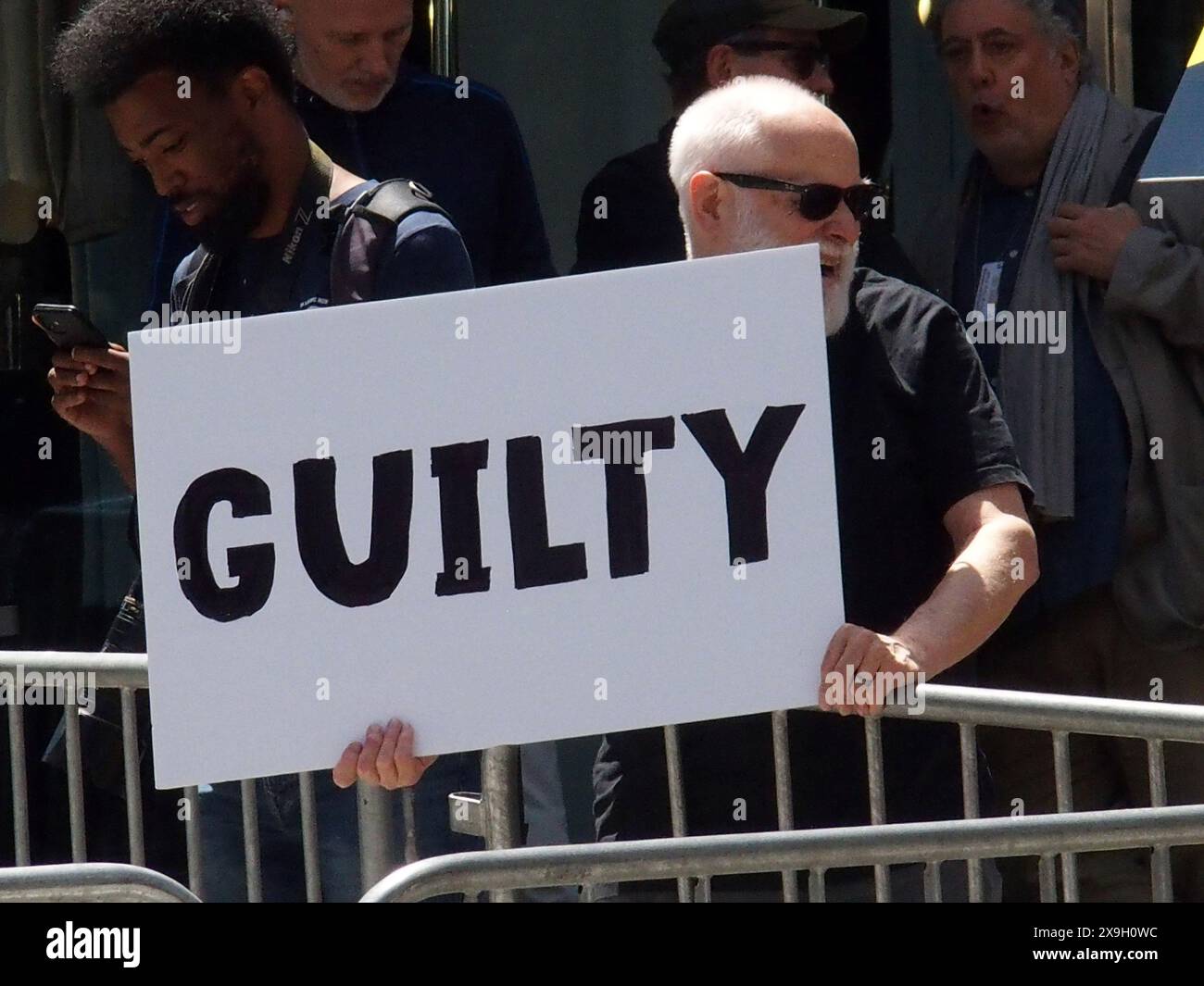 New York, New York, USA. 31. Mai 2024. New York New York, Ex. Präsident Donald Trump hält eine Pressekonferenz im Trump Tower in Manhattan ab. Anhänger und Demonstranten vor dem Trump Tower an der 5th ave. (Foto: © Bruce Cotler/ZUMA Press Wire) NUR REDAKTIONELLE VERWENDUNG! Nicht für kommerzielle ZWECKE! Stockfoto