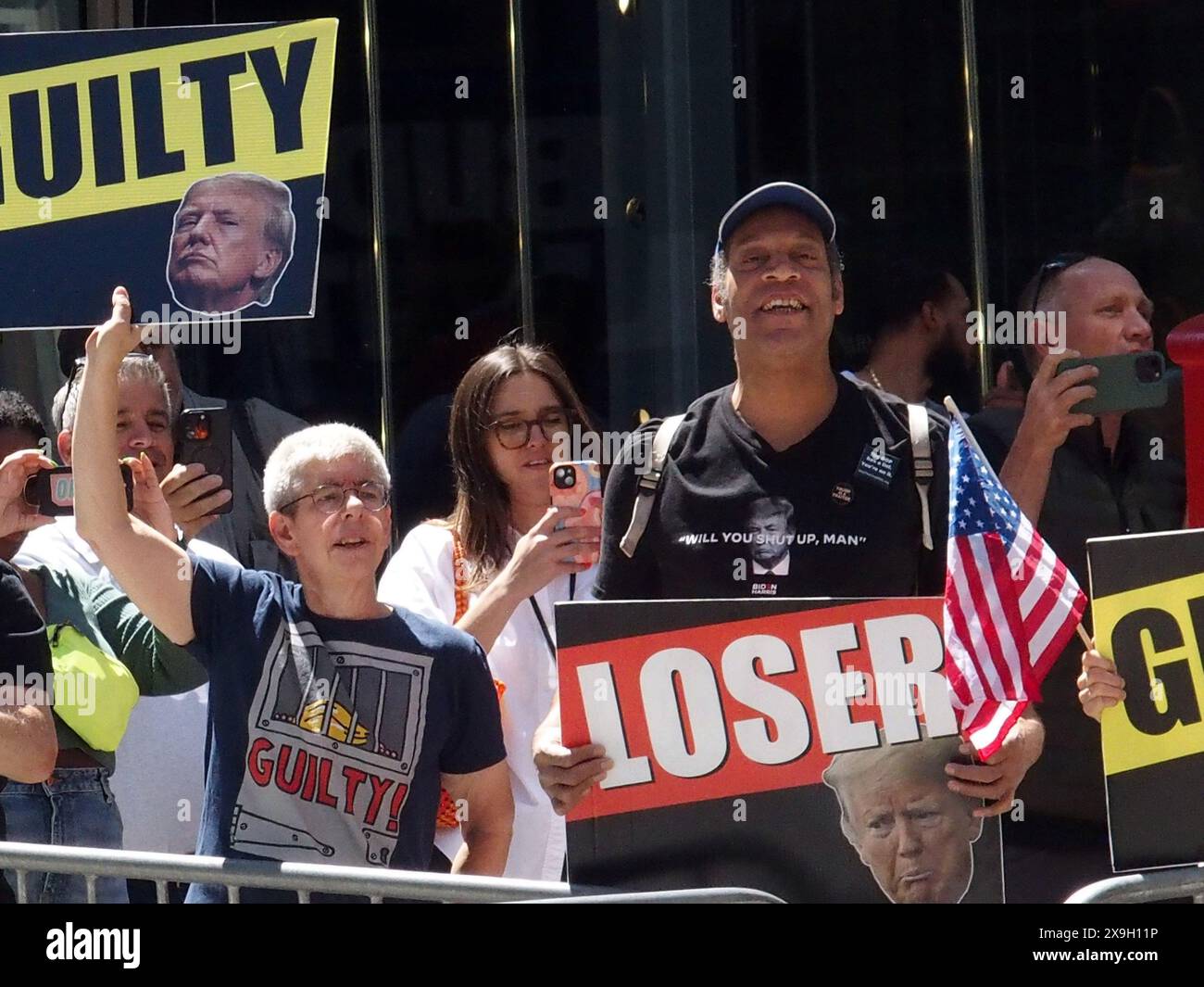 New York, New York, USA. 31. Mai 2024. New York New York, Ex. Präsident Donald Trump hält eine Pressekonferenz im Trump Tower in Manhattan ab. Anhänger und Demonstranten vor dem Trump Tower an der 5th ave. (Foto: © Bruce Cotler/ZUMA Press Wire) NUR REDAKTIONELLE VERWENDUNG! Nicht für kommerzielle ZWECKE! Stockfoto