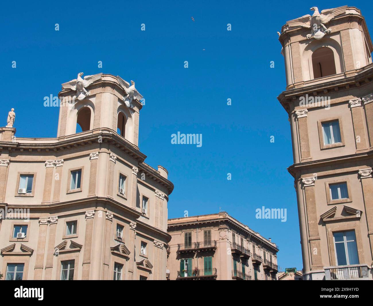 Zwei historische Türme mit beigefarbenen Fassaden unter klarem Himmel, Zeugen klassischer Architektur, palermo in sizilien mit einer beeindruckenden Kathedrale Stockfoto