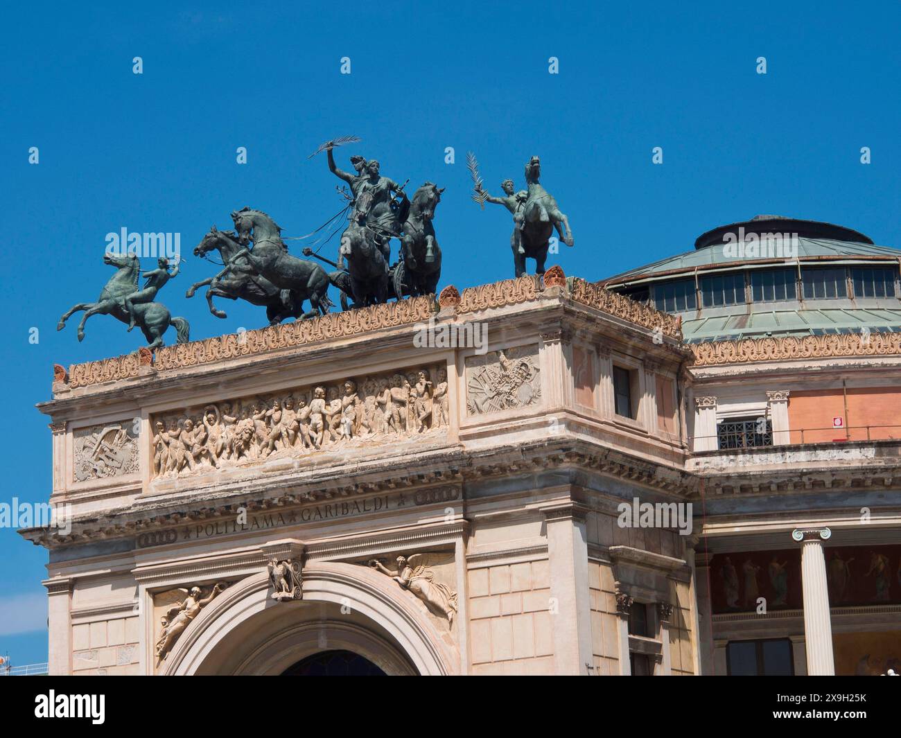 Ein architektonisches Meisterwerk mit Statuen und Pferden auf dem Dach unter blauem Himmel, palermo in sizilien mit einer beeindruckenden Kathedrale, Denkmälern und alten Stockfoto