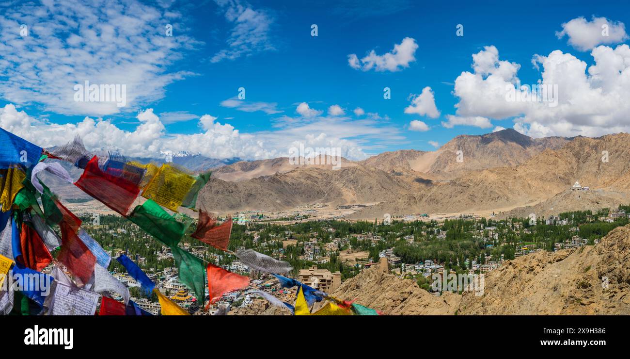 Panorama vom Tsenmo Hügel über Leh und das Indus Tal nach Stok Kangri, 6153 m, Ladakh, Jammu und Kaschmir, Indien Stockfoto