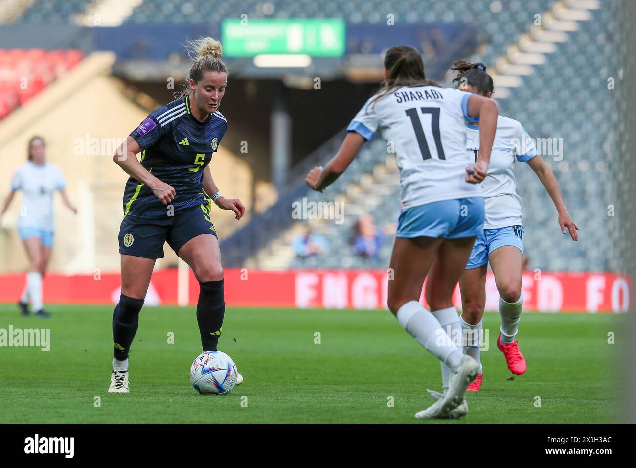 31. Mai 2024, Glasgow, Vereinigtes Königreich. Schottland spielte Israel im Hampden Park, Glasgow, Schottland, Großbritannien in der Liga-Phase der Frauen-Europameisterschaft 2025. Das Spiel verzögerte sich um etwa 25 Minuten, als sich ein pro-palästinensischer Demonstrant an einen der Torpfosten kettete. Das Spiel begann, nachdem er freigeschnitten und verhaftet worden war, das Ergebnis des Spiels war Schottland 4:1 Israel. Die Tore für Schottland wurden von Claire Emslie (18) 17 Minuten und 36 Minuten geschossen. Kirsty Hanson (10) 30 Minuten und Martha Thomas (20) 63 Minuten von einer Strafe entfernt. Talia Sommer (13) erzielte in 84 Minuten einen Treffer für Israel. Gutschrift: Findlay/A Stockfoto