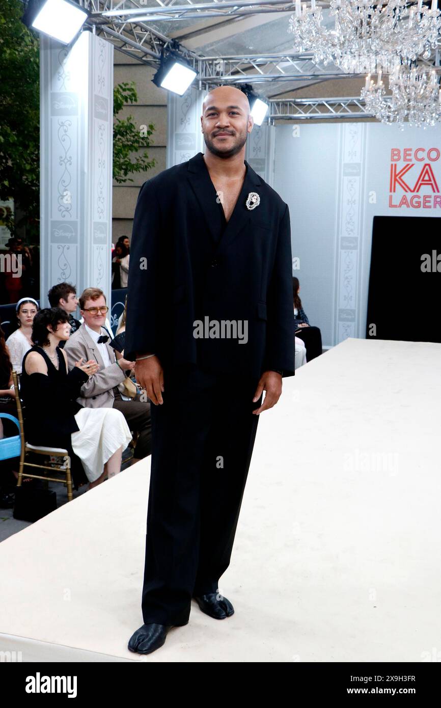 Malick Bauer bei der deutschen Uraufführung von Karl Lagerfeld im Zoo Palast Berlin am 30. Mai 2024 Stockfoto