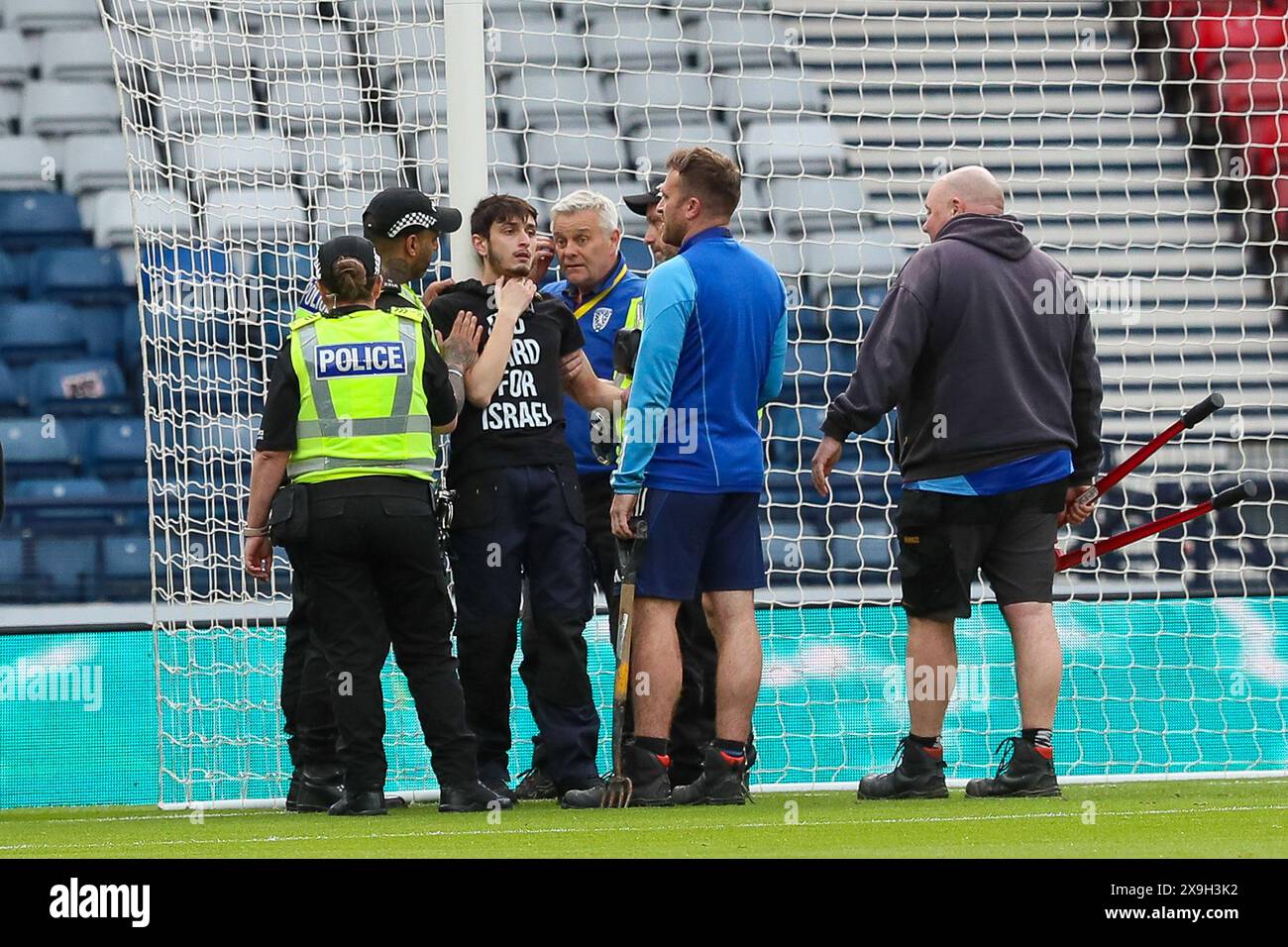 31. Mai 2024, Glasgow, Vereinigtes Königreich. Schottland spielte Israel im Hampden Park, Glasgow, Schottland, Großbritannien in der Liga-Phase der Frauen-Europameisterschaft 2025. Das Spiel verzögerte sich um etwa 25 Minuten, als sich ein pro-palästinensischer Demonstrant an einen der Torpfosten kettete. Das Spiel begann, nachdem er freigeschnitten und verhaftet worden war, das Ergebnis des Spiels war Schottland 4:1 Israel. Die Tore für Schottland wurden von Claire Emslie (18) 17 Minuten und 36 Minuten geschossen. Kirsty Hanson (10) 30 Minuten und Martha Thomas (20) 63 Minuten von einer Strafe entfernt. Talia Sommer (13) erzielte in 84 Minuten einen Treffer für Israel. Gutschrift: Findlay/A Stockfoto