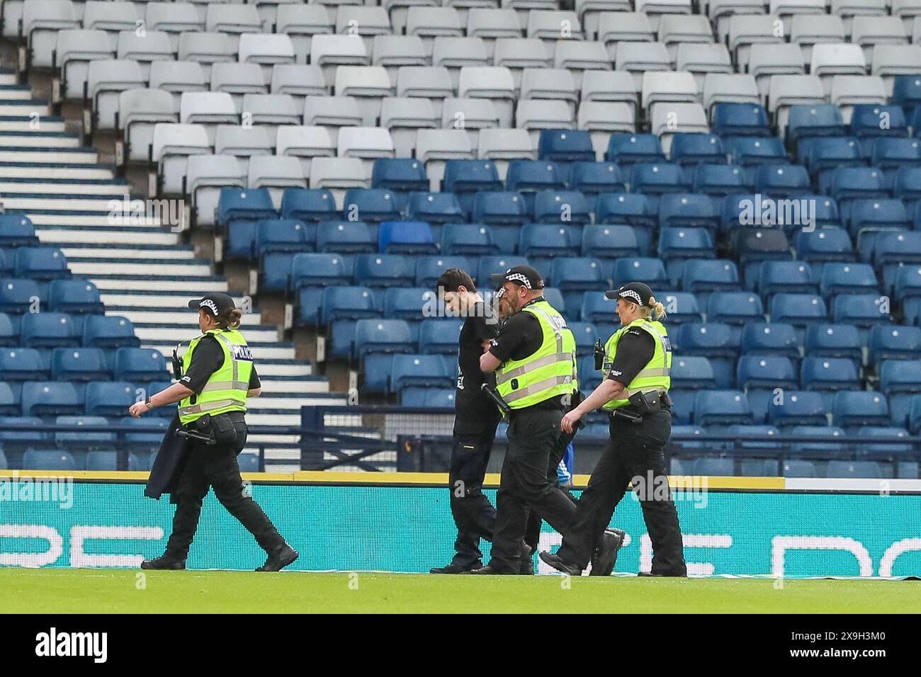 31. Mai 2024, Glasgow, Vereinigtes Königreich. Schottland spielte Israel im Hampden Park, Glasgow, Schottland, Großbritannien in der Liga-Phase der Frauen-Europameisterschaft 2025. Das Spiel verzögerte sich um etwa 25 Minuten, als sich ein pro-palästinensischer Demonstrant an einen der Torpfosten kettete. Das Spiel begann, nachdem er freigeschnitten und verhaftet worden war, das Ergebnis des Spiels war Schottland 4:1 Israel. Die Tore für Schottland wurden von Claire Emslie (18) 17 Minuten und 36 Minuten geschossen. Kirsty Hanson (10) 30 Minuten und Martha Thomas (20) 63 Minuten von einer Strafe entfernt. Talia Sommer (13) erzielte in 84 Minuten einen Treffer für Israel. Gutschrift: Findlay/A Stockfoto