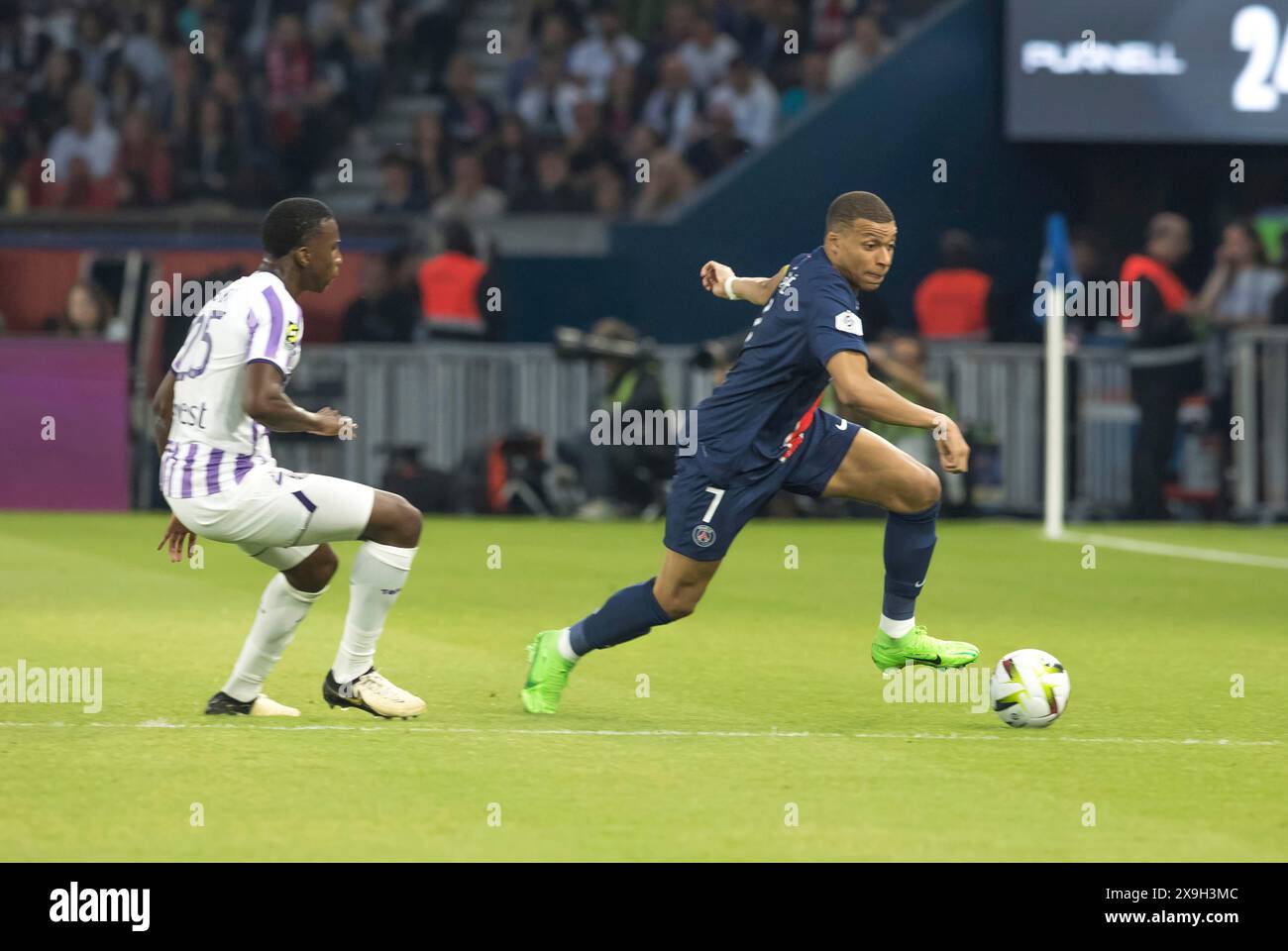 Fußballspiel, Kapitän Kylian MBAPPE' Paris St. Germain direkt am Ball und in einem energischen Schritt entkommt er seinem Gegner Kevin KEBEN FC Stockfoto