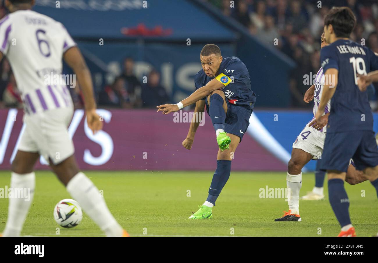 Fußballspiel, Kapitän Kylian MBAPPE' Paris St. Germain Zentrum mit Volleyschuss an Gegner Logan COSTA FC Toulouse links, rechts Kang-in LEE Paris Stockfoto