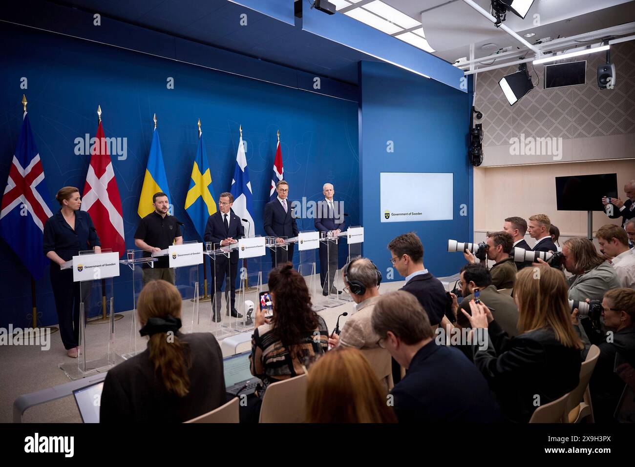 Stockholm, Schweden. 31. Mai 2024. Von links nach rechts: Der dänische Premierminister Mette Frederiksen, der ukrainische Präsident Wolodymyr Zelenskyy, der schwedische Premierminister Ulf Kristersson, der finnische Präsident Alexander Stubb und der norwegische Premierminister Jonas Gahr Store während einer gemeinsamen Pressekonferenz auf dem Nordischen Sicherheits- und Verteidigungsgipfel am 31. Mai 2024 in Stockholm, Schweden. Quelle: Pool Photo/Ukrainische Präsidentenpresse/Alamy Live News Stockfoto