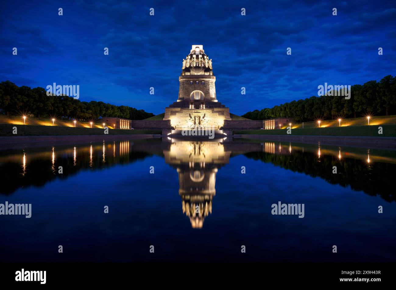 Denkmal der Völkerschlacht, beleuchtet, Nachtaufnahme, Reflexion im See, Blaue Stunde, Leipzig, Sachsen, Deutschland Stockfoto