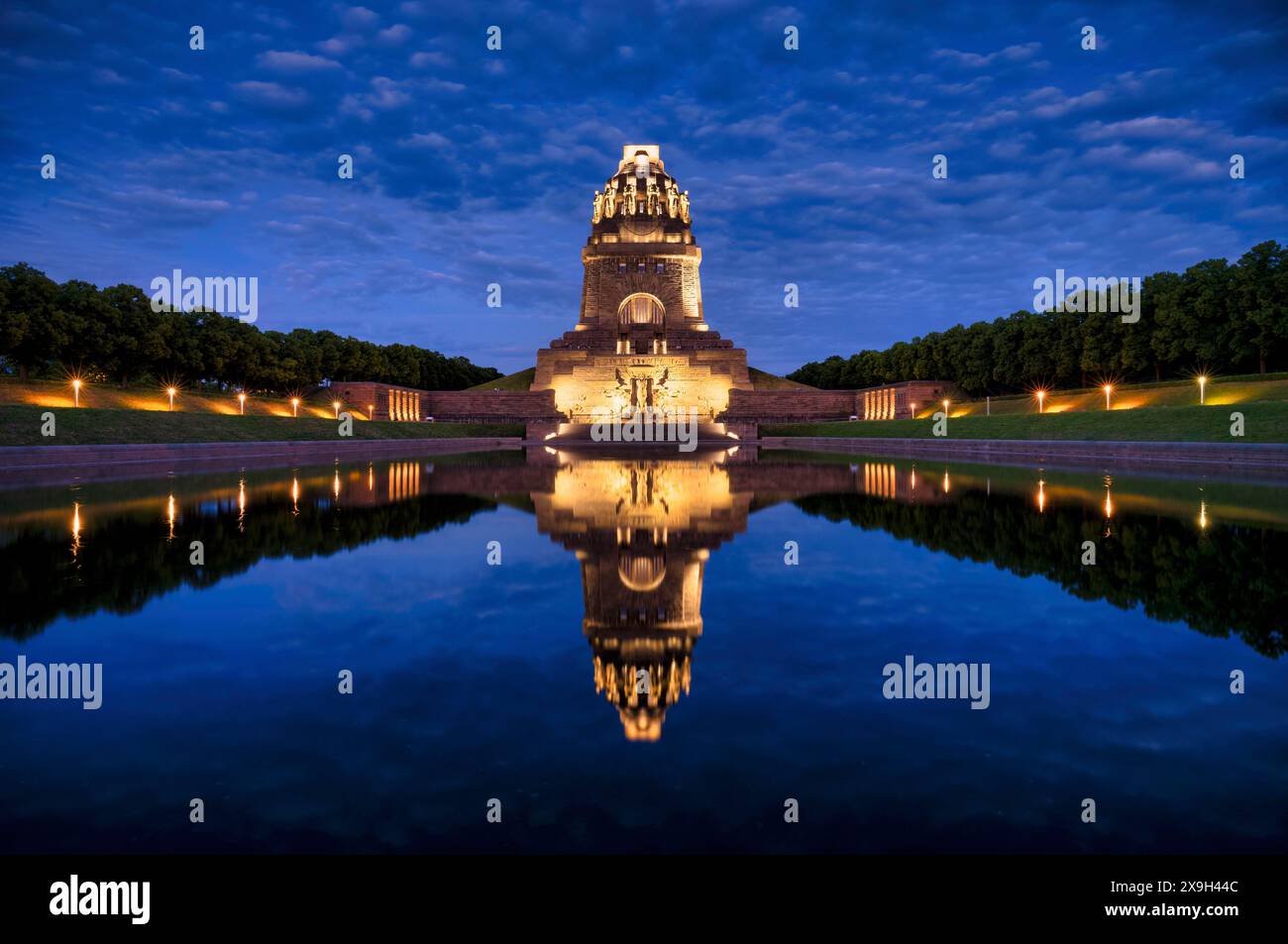 Denkmal der Völkerschlacht, beleuchtet, Abendstimmung, Reflexion im See, Blaue Stunde, Leipzig, Sachsen, Deutschland Stockfoto