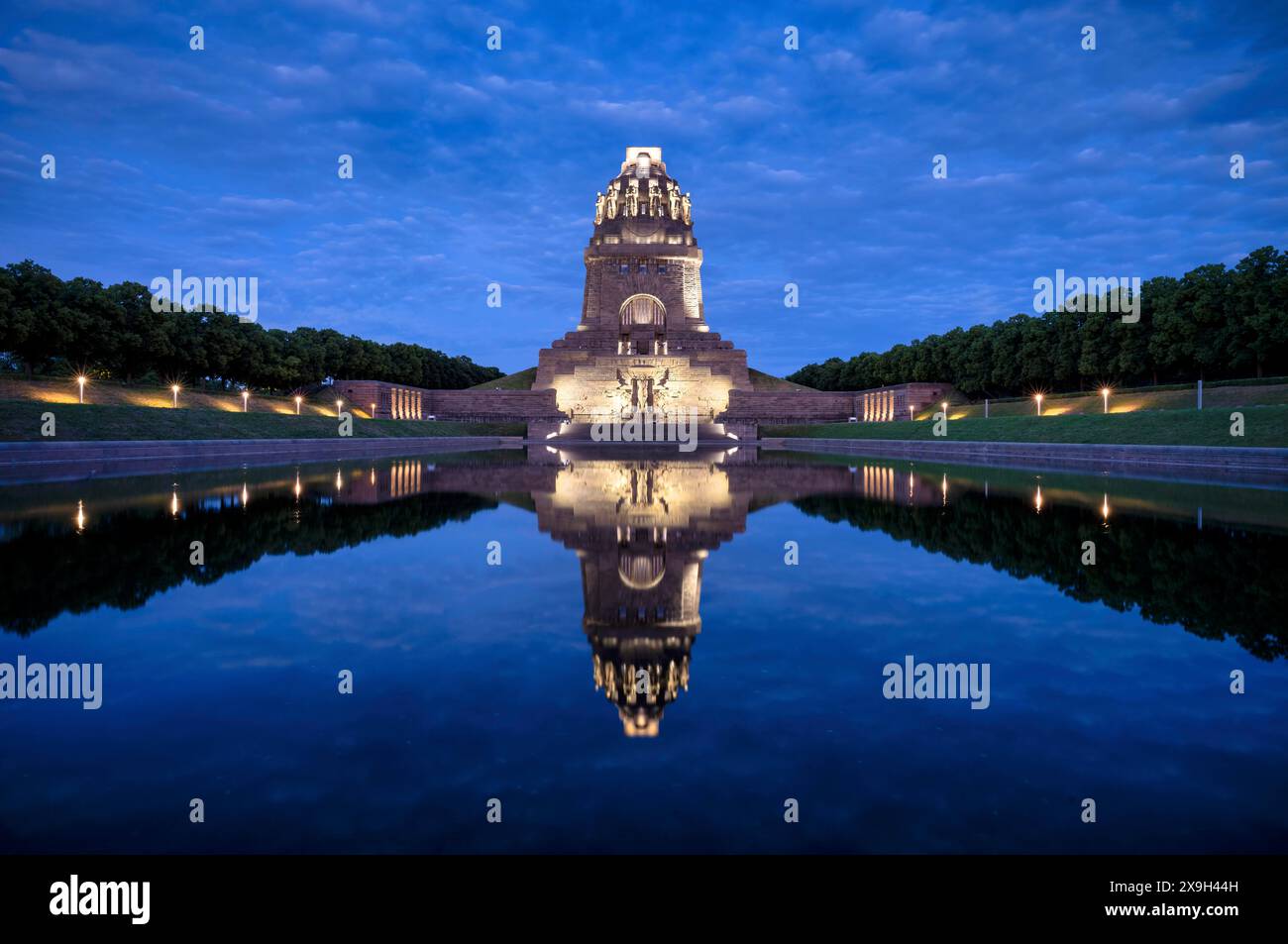 Denkmal der Völkerschlacht, beleuchtet, Abendstimmung, Reflexion im See, Blaue Stunde, Leipzig, Sachsen, Deutschland Stockfoto
