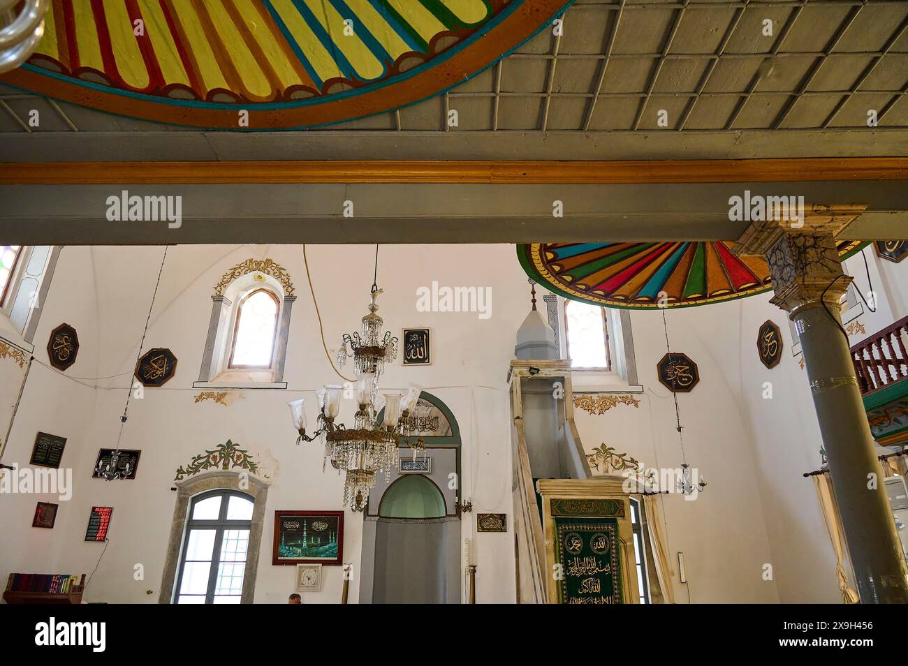 Retzep Pasha Moschee, Innenansicht einer Moschee mit hoher Kuppel, Kronleuchter und traditioneller islamischer Kunst, Altstadt von Rhodos, Stadt Rhodos, Rhodos Stockfoto