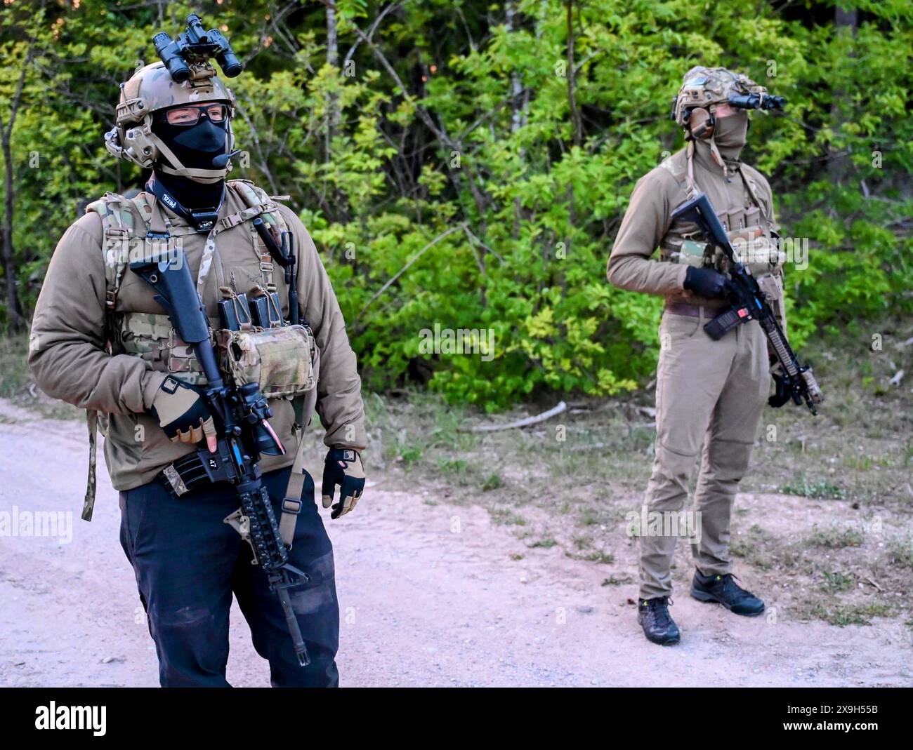 Gdynia, Polen. Mai 2024. Mitglieder der 57th Rescue Squadron simulieren die Rolle der OPFOR während der Übung Astral Knight 24 in Gdynia, Polen, 18. Mai 2024. AK24 ist eine multinationale Übung mit Alliierten und Partnern, die das gemeinsame Engagement der Allianzen für globale Sicherheit und Stabilität in der Region demonstrieren und stärken. (Kreditbild: © U.S. Air Force/ZUMA Press Wire) NUR REDAKTIONELLE VERWENDUNG! Nicht für kommerzielle ZWECKE! Stockfoto