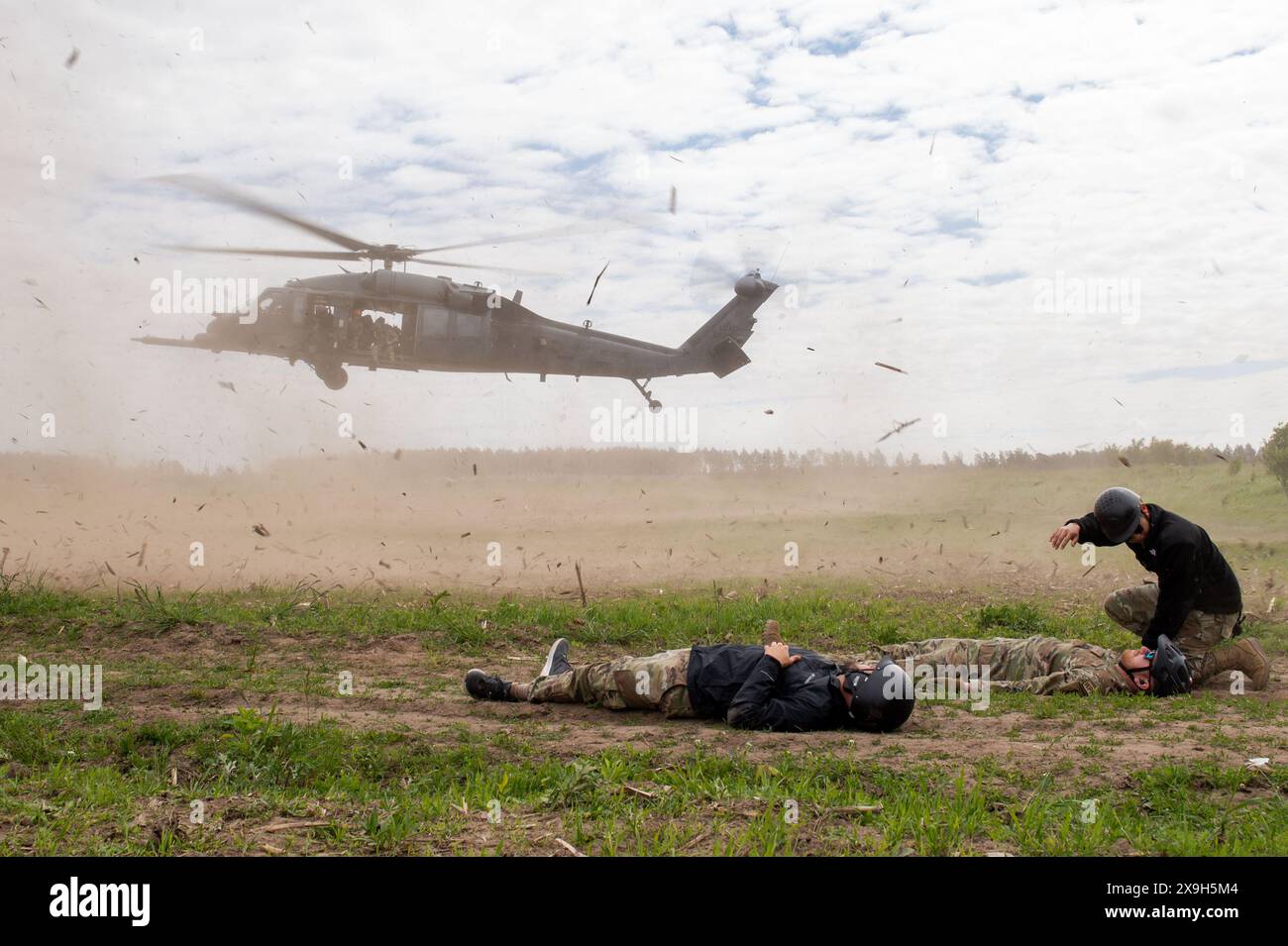 Gdynia, Polen. Mai 2024. Ein HH-60G Pave Hawk der US Air Force, der der 56th Rescue Squadron zugewiesen wurde, landet in der Nähe von U.S. Air Force Airman 1st Class Raka Adam, 56th Rescue Generation Squadron Aerospace Propulsion Apprentice, während der Übung Astral Knight 24 in der Nähe von Gdynia, Polen, 14. Mai 2024. Übung AK24 testete Agile Combat Employment Konzepte und diente als Veranstaltungsort, um Einheiten als United States Air Forces in Europe - Air Forces Africa ACE zu zertifizieren. (Kreditbild: © Douglas Lorance/USA Air Force/ZUMA Press Wire) NUR REDAKTIONELLE VERWENDUNG! Nicht für kommerzielle ZWECKE! Stockfoto