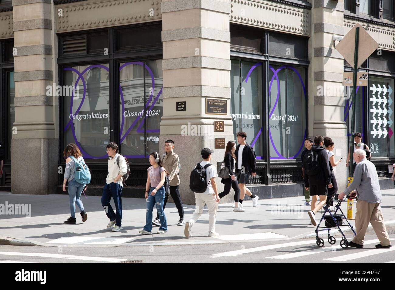 Studenten laufen am University Place vor dem Language and Literature Building auf dem Campus der New York University in Greenwich Village, NYC Stockfoto