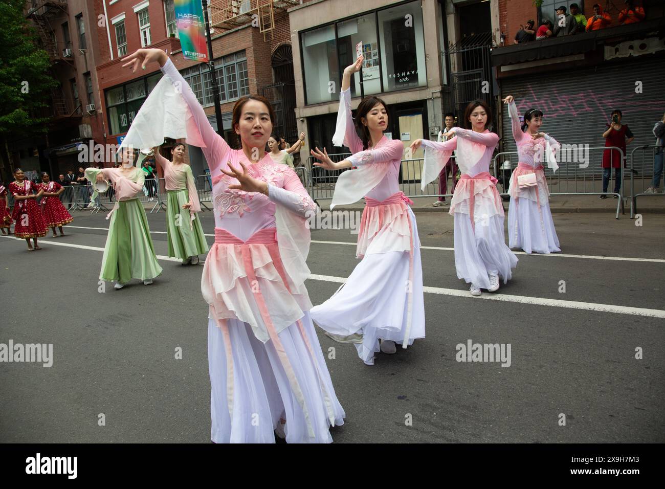 Die 18. Jährliche Dance Parade New York zieht 2024 durch Greenwich Village in den Tompkins Square Park, wo ein fünfstufiges Tanzfestival stattfindet. Dance Parade New York ist die weltweit einzige Parade, bei der ausschließlich die Vielfalt des Tanzes gefeiert und präsentiert wird. Durch die Präsentation verschiedener Genres, Kulturen und Stile vereinen die Parade und das Post-Parade Festival die Welt des Tanzes. Es bietet der Öffentlichkeit auch die Möglichkeit, einen Tanztag zu erleben und daran teilzunehmen. Stockfoto