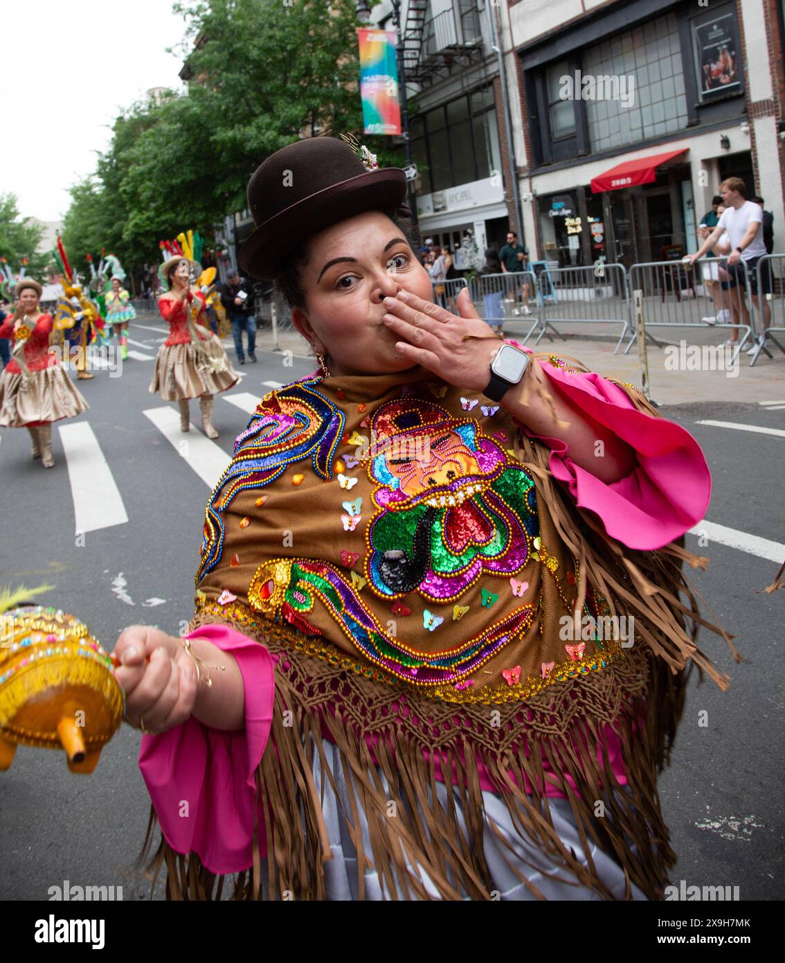 Die 18. Jährliche Dance Parade New York zieht 2024 durch Greenwich Village in den Tompkins Square Park, wo ein fünfstufiges Tanzfestival stattfindet. Dance Parade New York ist die weltweit einzige Parade, bei der ausschließlich die Vielfalt des Tanzes gefeiert und präsentiert wird. Durch die Präsentation verschiedener Genres, Kulturen und Stile vereinen die Parade und das Post-Parade Festival die Welt des Tanzes. Es bietet der Öffentlichkeit auch die Möglichkeit, einen Tanztag zu erleben und daran teilzunehmen. Morenada Bolivien USA Stockfoto