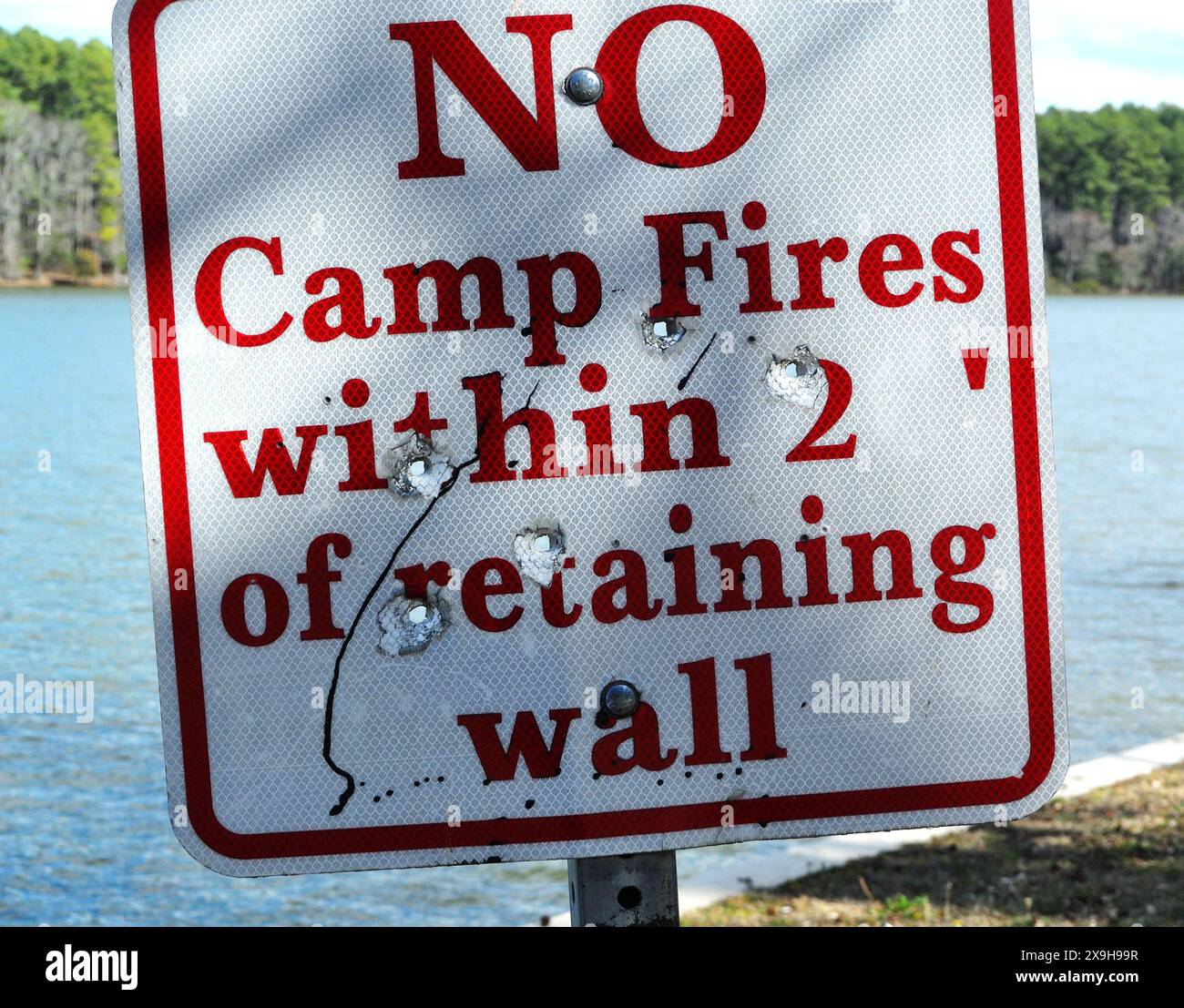 Kein Lagerfeuerschild auf dem See mit Einschusslöchern. Stockfoto