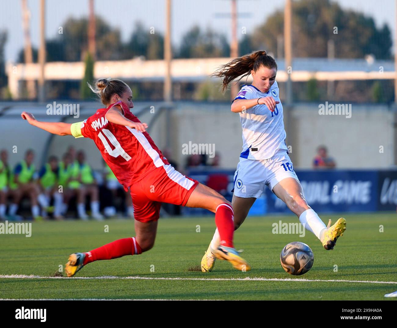 TA'qali, Malta. 31. Mai 2024. Emma Lipman (L) von Malta streitet mit Emina Ekic von Bosnien und Herzegowina während der UEFA-Europameisterschaft der Frauen zwischen Malta und Bosnien und Herzegowina im Centenary Stadium in Ta'Qali, Malta, 31. Mai 2024. Quelle: Jonathan Borg/Xinhua/Alamy Live News Stockfoto