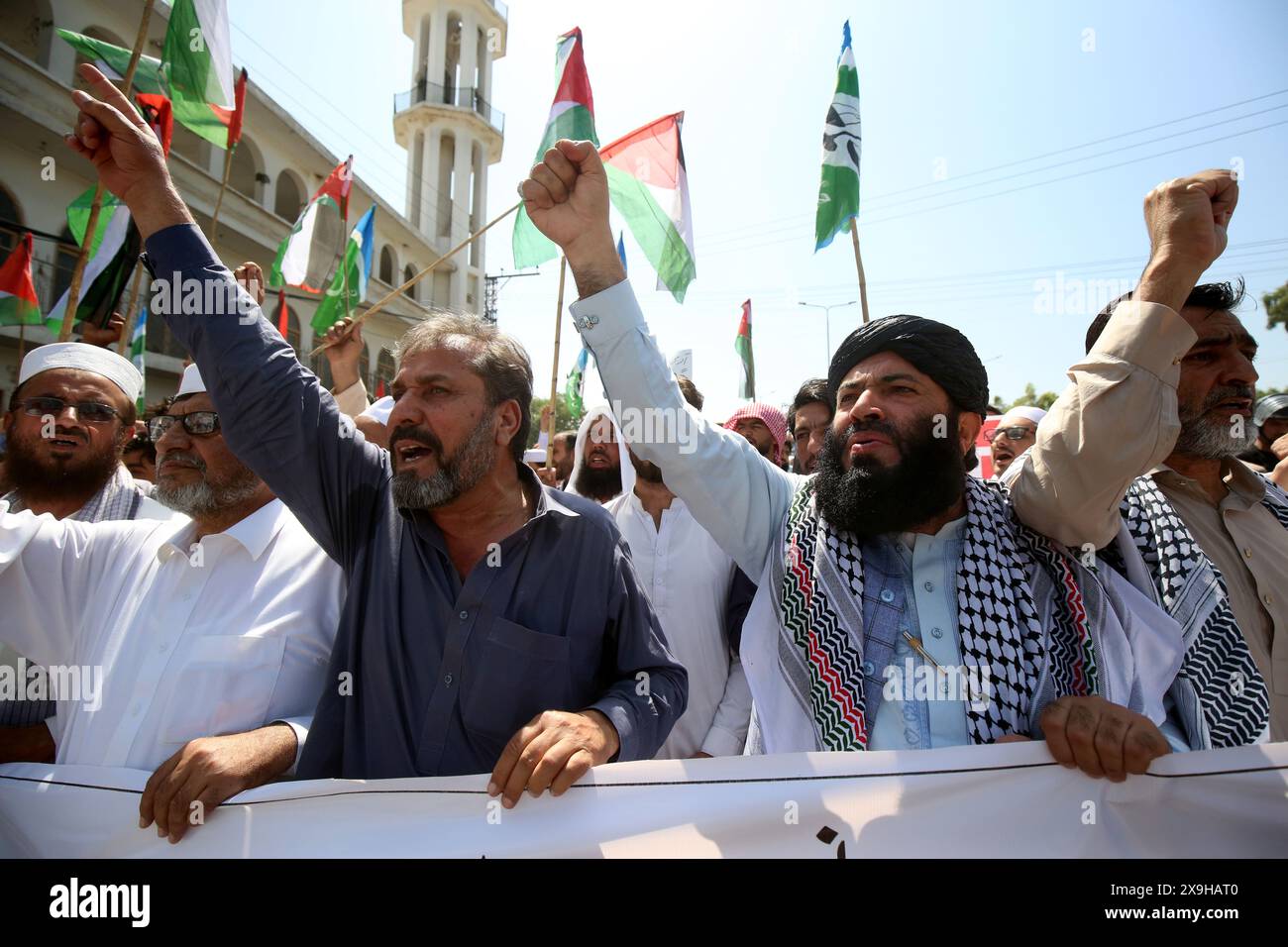 31. Mai 2024, Peschawar, Peschawar, Pakistan: Islamische politische Partei JI versammelte sich in Peshawar in Solidarität mit Palästinensern. Anhänger der islamischen politischen Partei Jamaat-e-Islami (JI) schreien während einer Protestkundgebung in Solidarität mit dem palästinensischen Volk in Peschawar, Pakistan, am 31. Mai 2024. Auf dem Banner steht in Urdu "Protesttag gegen Israels Aggression auf Gaza". Nach Angaben des palästinensischen Gesundheitsministeriums und der israelischen Verteidigungsstreitkräfte (IDF) wurden mehr als 36.000 Palästinenser und über 1.400 Israelis getötet, seit die Hamas-Militanten einen Angriff auf Israel aus dem Gazastreifen gestartet haben Stockfoto