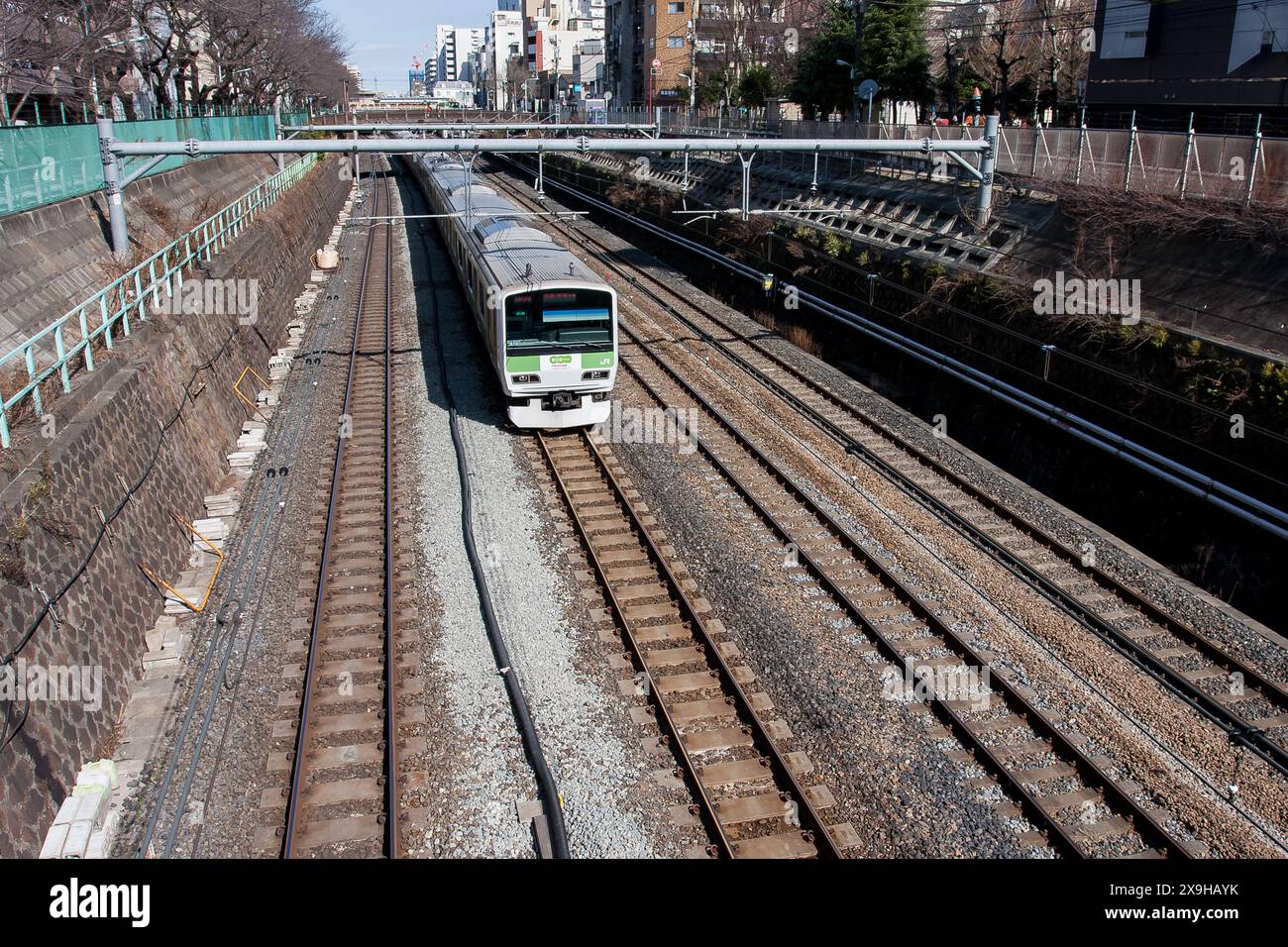 Ein Zug der Baureihe E231-500 auf der Yamanote-Linie auf Gleisen in der Nähe von sugamo, Tokio, Japan. Stockfoto