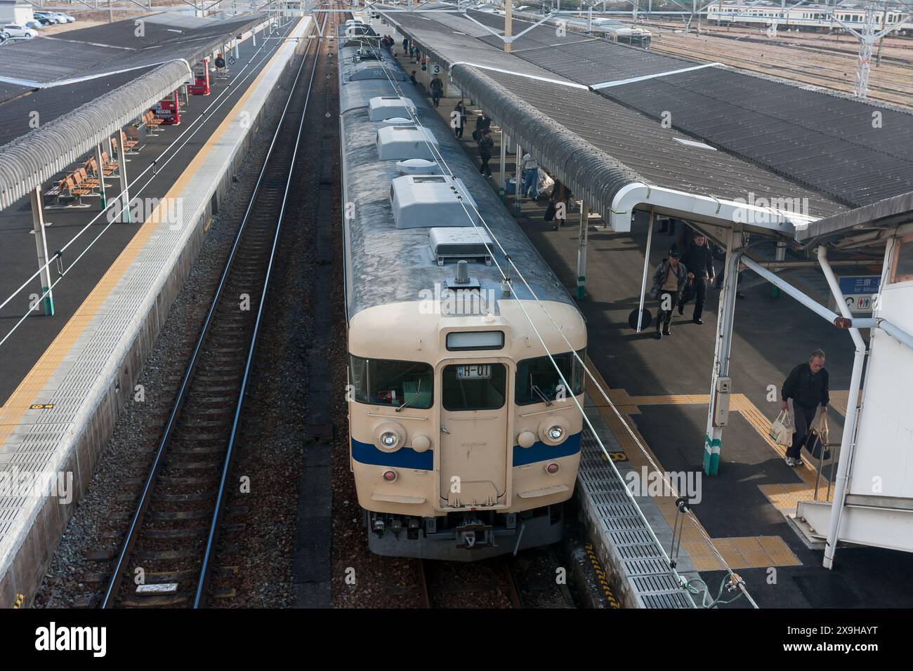 Ein Zug der Sanyo-Hauptlinie 415 am Bahnhof Itozaki. Mihara, Präfektur Hiroshima, Japan. Stockfoto