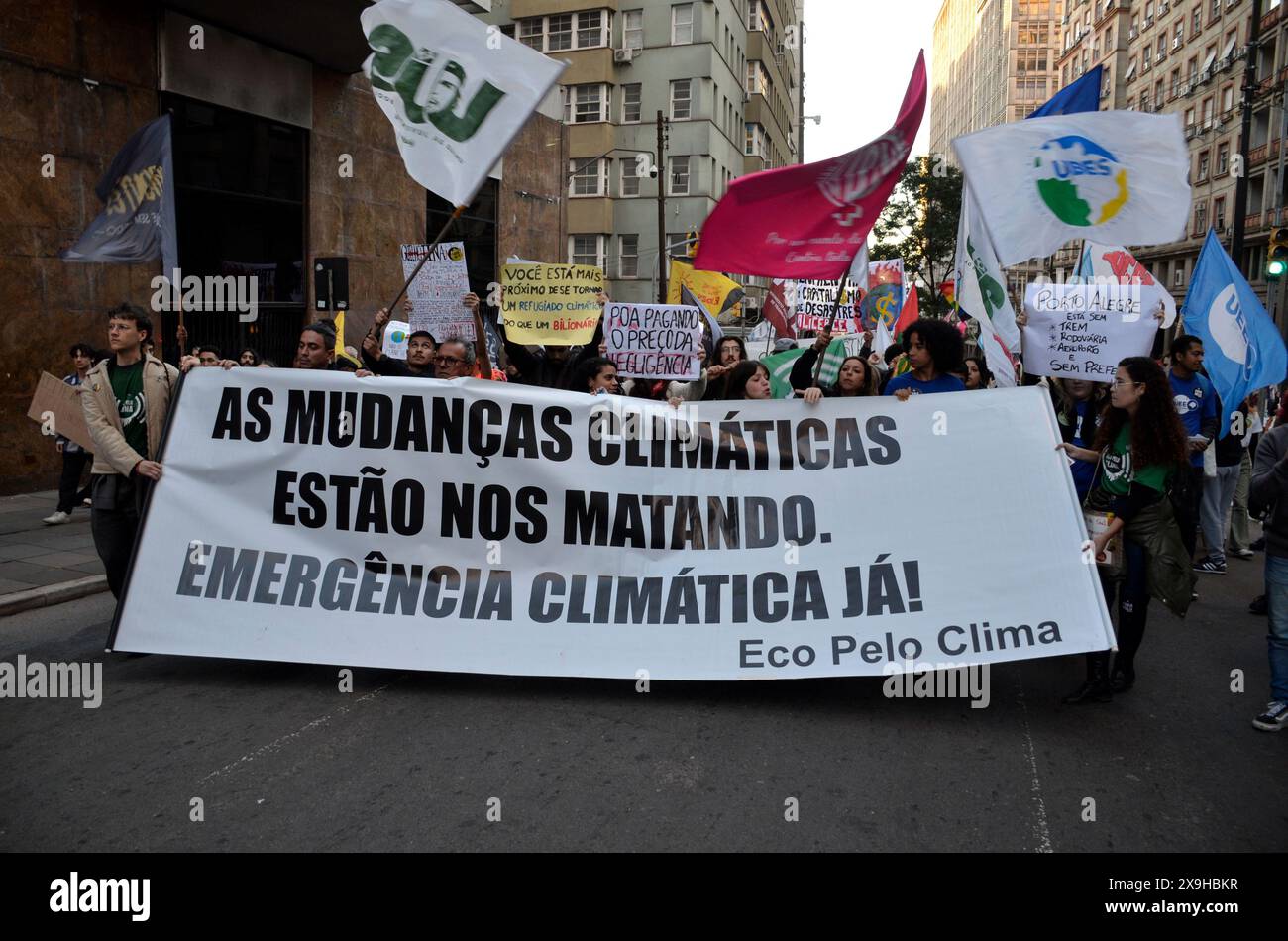 31. Mai 2024, Porto Alegre, Rio Grande do Sul, Brasilien: Porto Alegre (RS), 31/2024 Ã¢â‚¬' PROTEST/KLIMA/ÜBERSCHWEMMUNG/RS Ã¢â‚¬' Aufzeichnungen über den Klimamarsch und Demonstration von Bewohnern des Stadtteils Cidade Baixa, diesen Freitag (31). Die Demonstranten verlangten angesichts der größten Klimakatastrophe, die den Staat verwüstet hat, wirksame Maßnahmen von kommunalen und staatlichen Behörden. (Foto: Marcelo Oliveira/Thenews2/Zumapress) (Foto: © Marcelo Oliveira/TheNEWS2 Via ZUMA Press Wire) NUR REDAKTIONELLE VERWENDUNG! Nicht für kommerzielle ZWECKE! Stockfoto