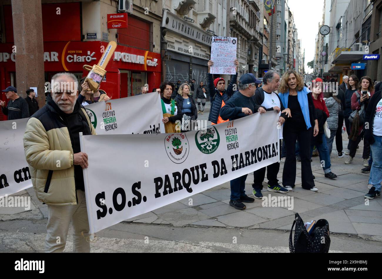 31. Mai 2024, Porto Alegre, Rio Grande do Sul, Brasilien: Porto Alegre (RS), 31/2024 Ã¢â‚¬' PROTEST/KLIMA/ÜBERSCHWEMMUNG/RS Ã¢â‚¬' Aufzeichnungen über den Klimamarsch und Demonstration von Bewohnern des Stadtteils Cidade Baixa, diesen Freitag (31). Die Demonstranten verlangten angesichts der größten Klimakatastrophe, die den Staat verwüstet hat, wirksame Maßnahmen von kommunalen und staatlichen Behörden. (Foto: Marcelo Oliveira/Thenews2/Zumapress) (Foto: © Marcelo Oliveira/TheNEWS2 Via ZUMA Press Wire) NUR REDAKTIONELLE VERWENDUNG! Nicht für kommerzielle ZWECKE! Stockfoto