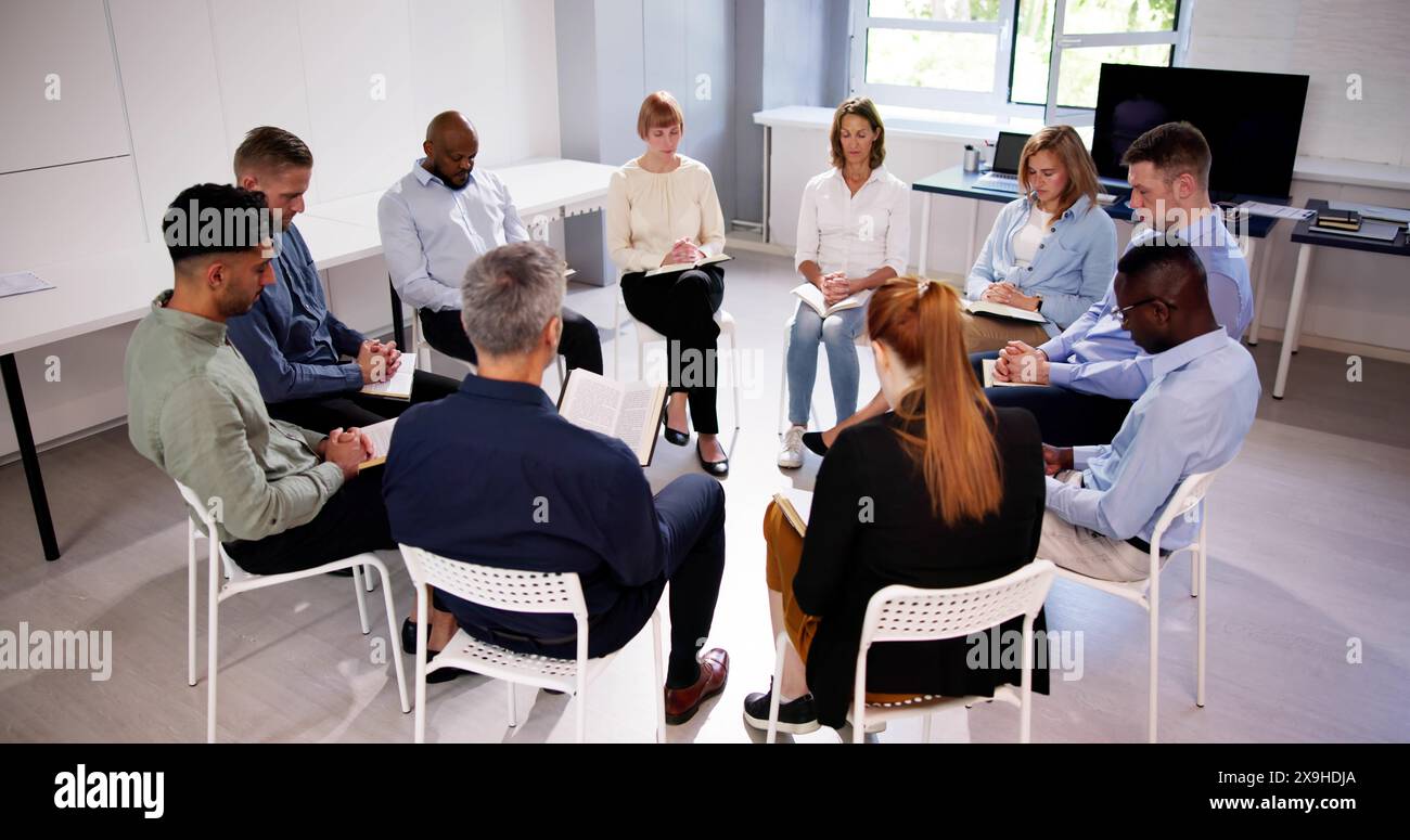 Eine Gruppe Multiethnischer Freunde, Die Zusammen Bibel Lesen Stockfoto