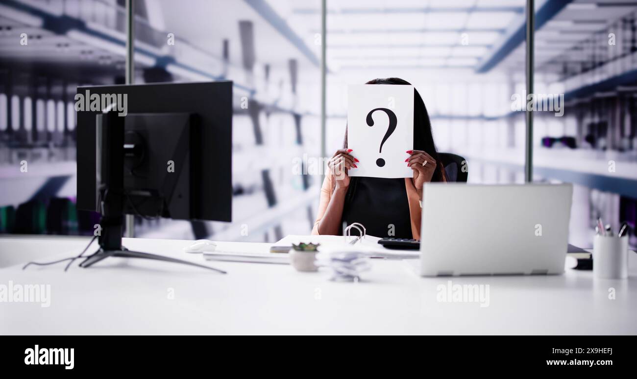 Geschäftsfrau Mit Fragezeichen Vor Dem Gesicht Stockfoto