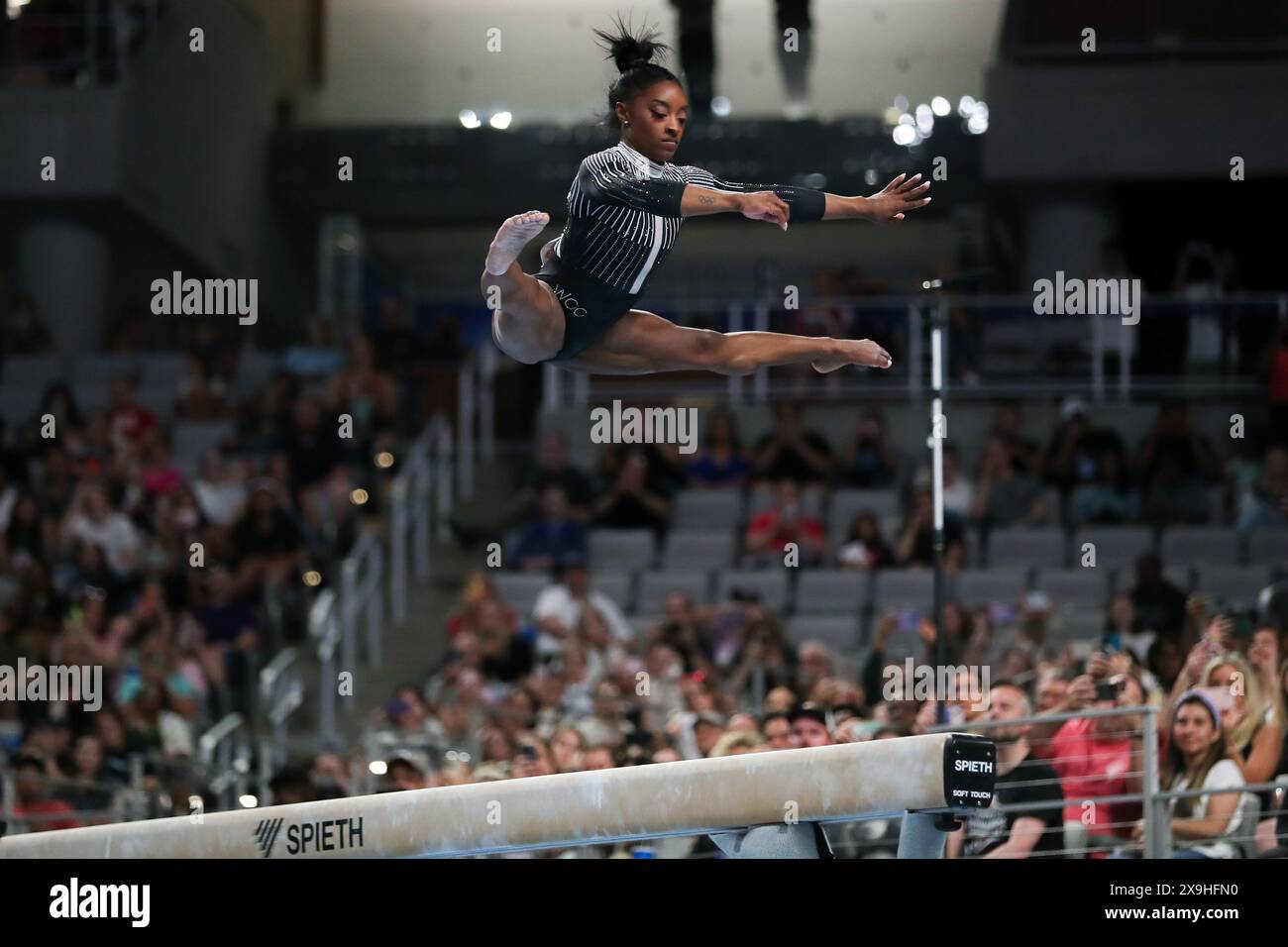 Fort Worth, Texas, USA. 31. Mai 2024. SIMONE BILES vom World Championship Centre führt ihre Balance-Strahl-Routine während der Xfinity U.S. Gymnastics Championships 2024 in der Dickies Arena in Fort Worth durch. (Kreditbild: © Brian McLean/ZUMA Press Wire) NUR REDAKTIONELLE VERWENDUNG! Nicht für kommerzielle ZWECKE! Stockfoto