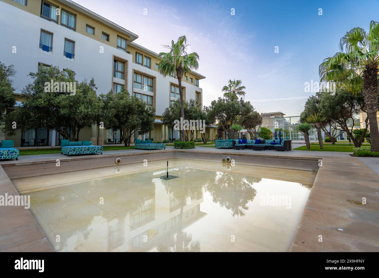 Essaouira, Marokko - 17. März 2024: Ruhiger Blick auf das Äußere eines Luxushotels mit leerem und sauberem Swimmingpool und üppigen Gärten. Stockfoto