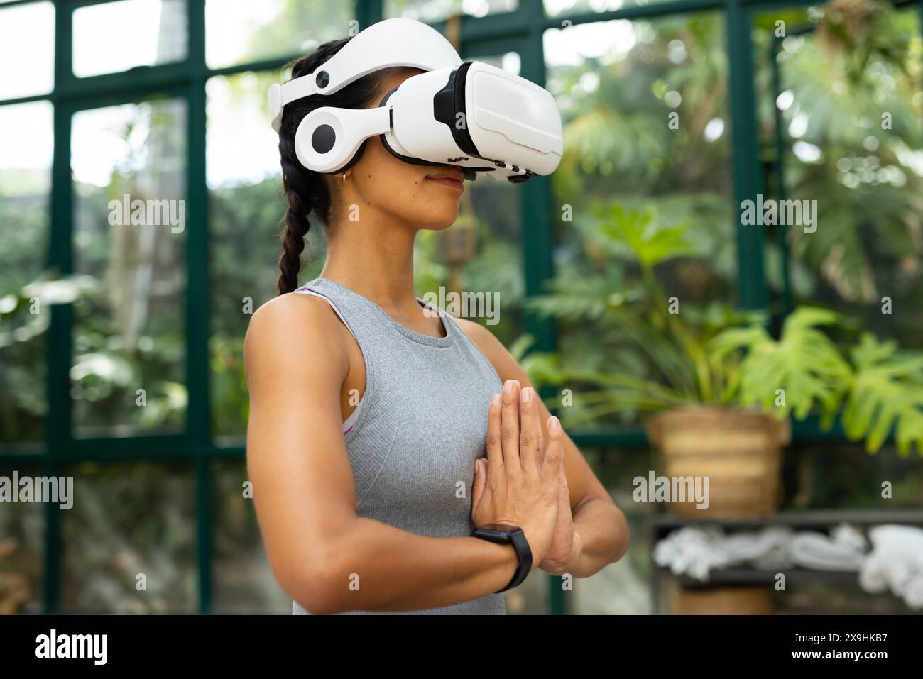 Pacific Islander Yogalehrerin verwendet VR-Headset im Glass House Studio Stockfoto