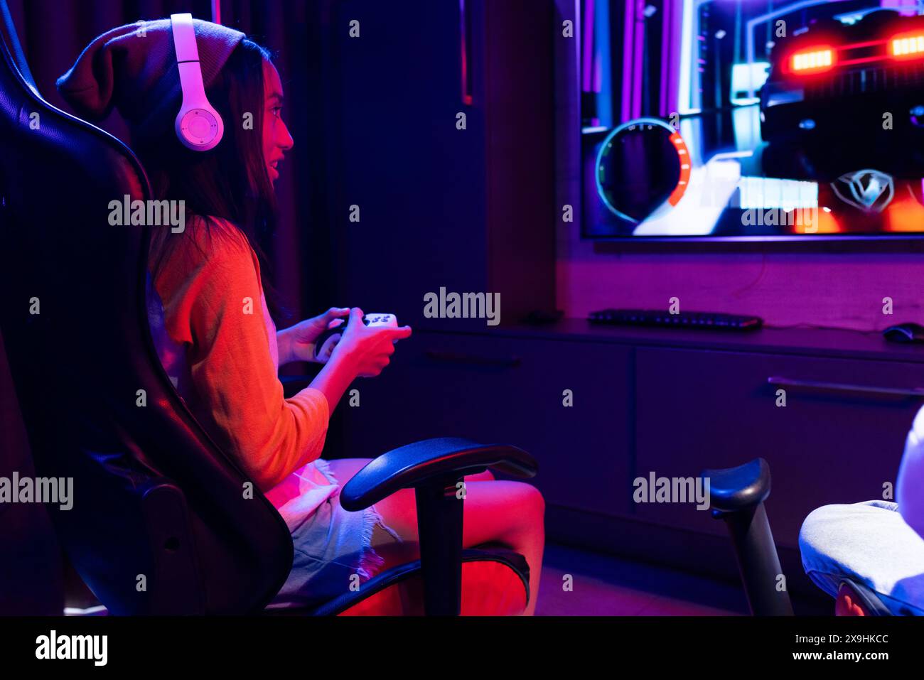 Zwei birassische junge Schwestern, die zu Hause Videospiele spielen Stockfoto