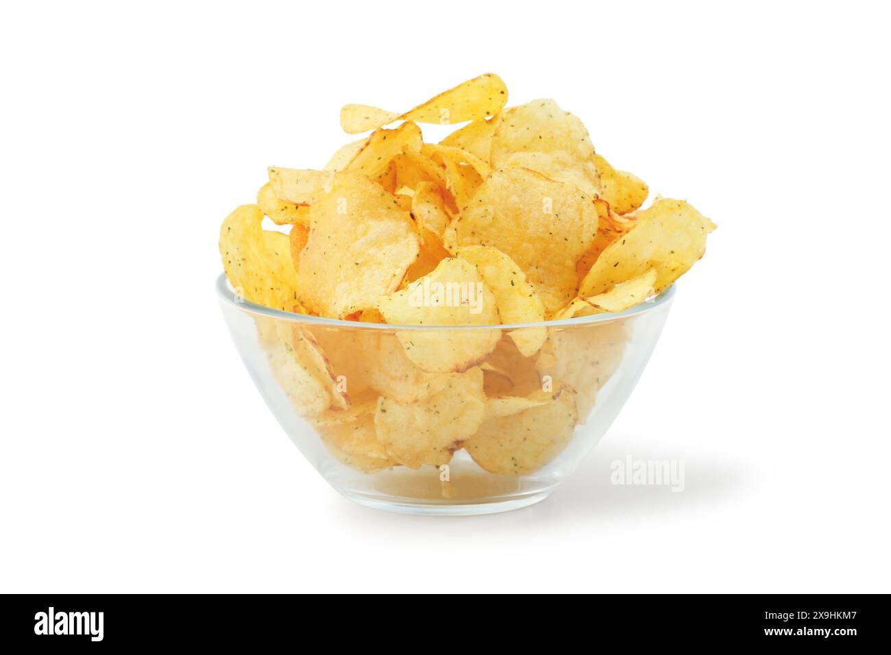 Kartoffelchips in Glasschüssel isoliert auf weißem Hintergrund Stockfoto
