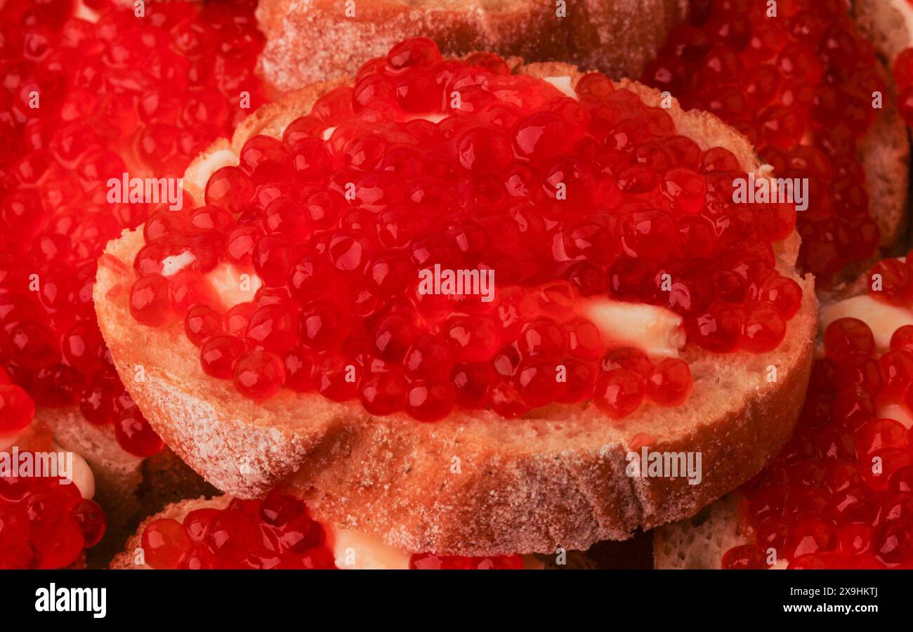 Sandwiches mit Butter und rotem Kaviar in Nahaufnahme Stockfoto