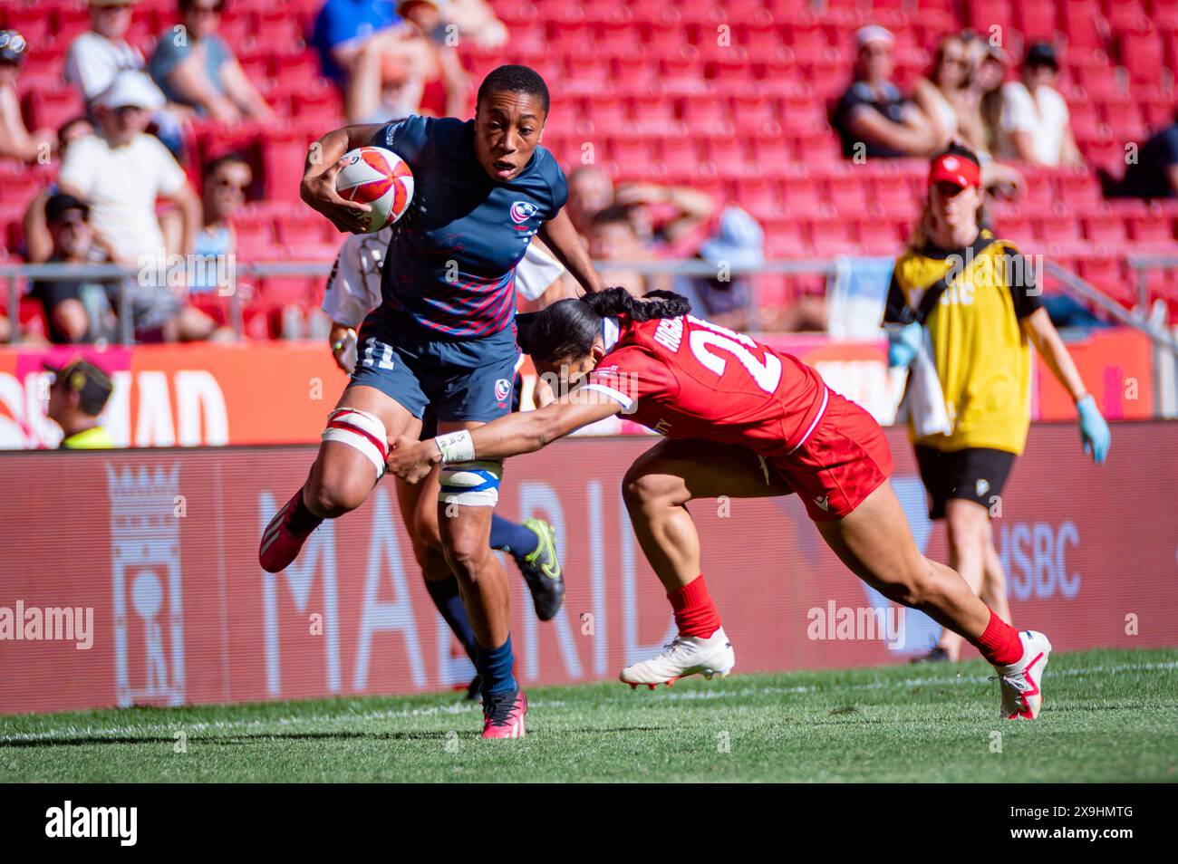 Madrid, Madrid, Spanien. 31. Mai 2024. Kris Thomas (L) aus den USA spielt mit dem Ball gegen Asia Hogan-Rochester (R) aus Kanada während des Madrid Rugby Sevens im Civitas Metropolitano Stadium am 31. Mai 2024 in Madrid. (Kreditbild: © Alberto Gardin/ZUMA Press Wire) NUR REDAKTIONELLE VERWENDUNG! Nicht für kommerzielle ZWECKE! Stockfoto